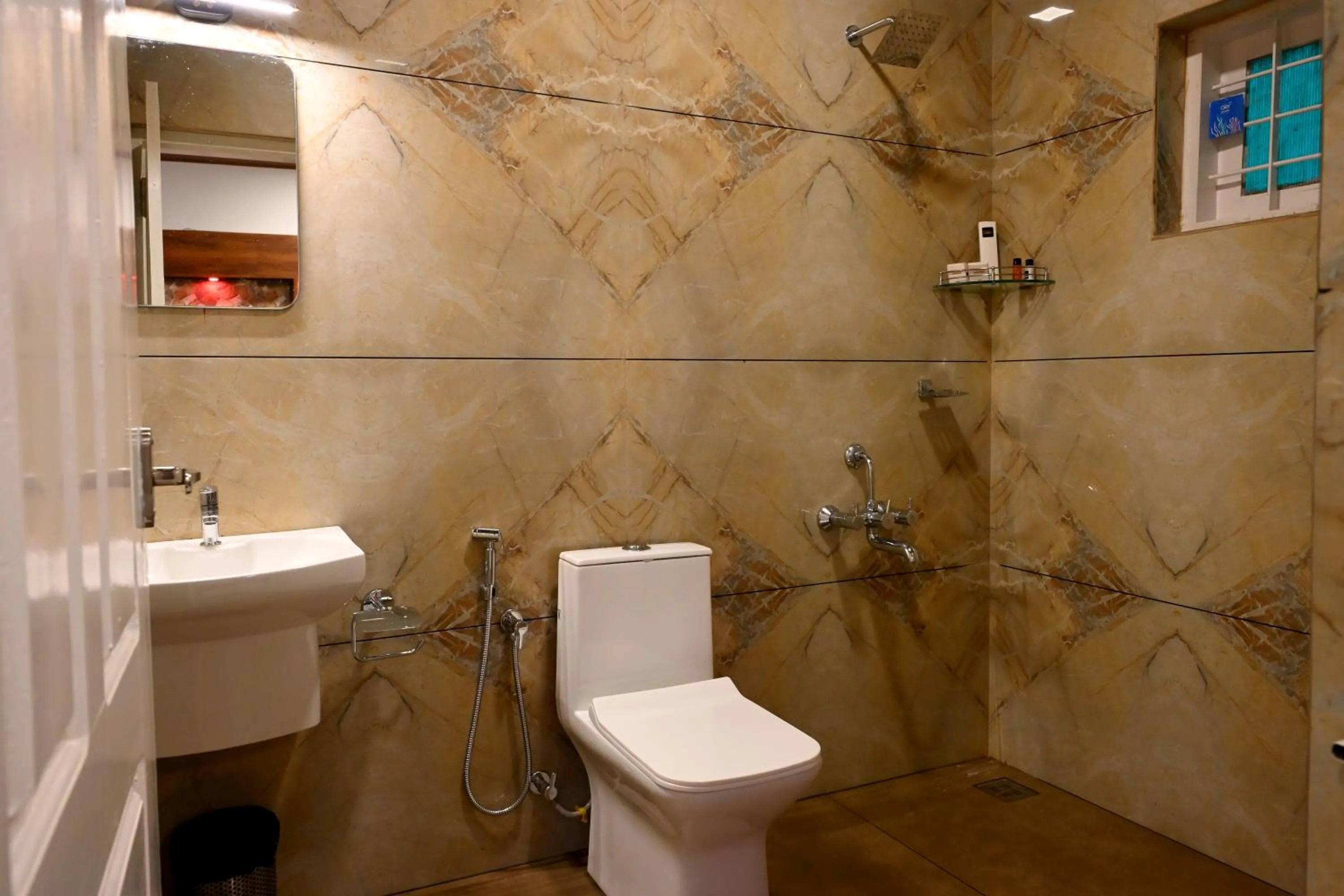 Shower in Spring Muunnar, Munnar