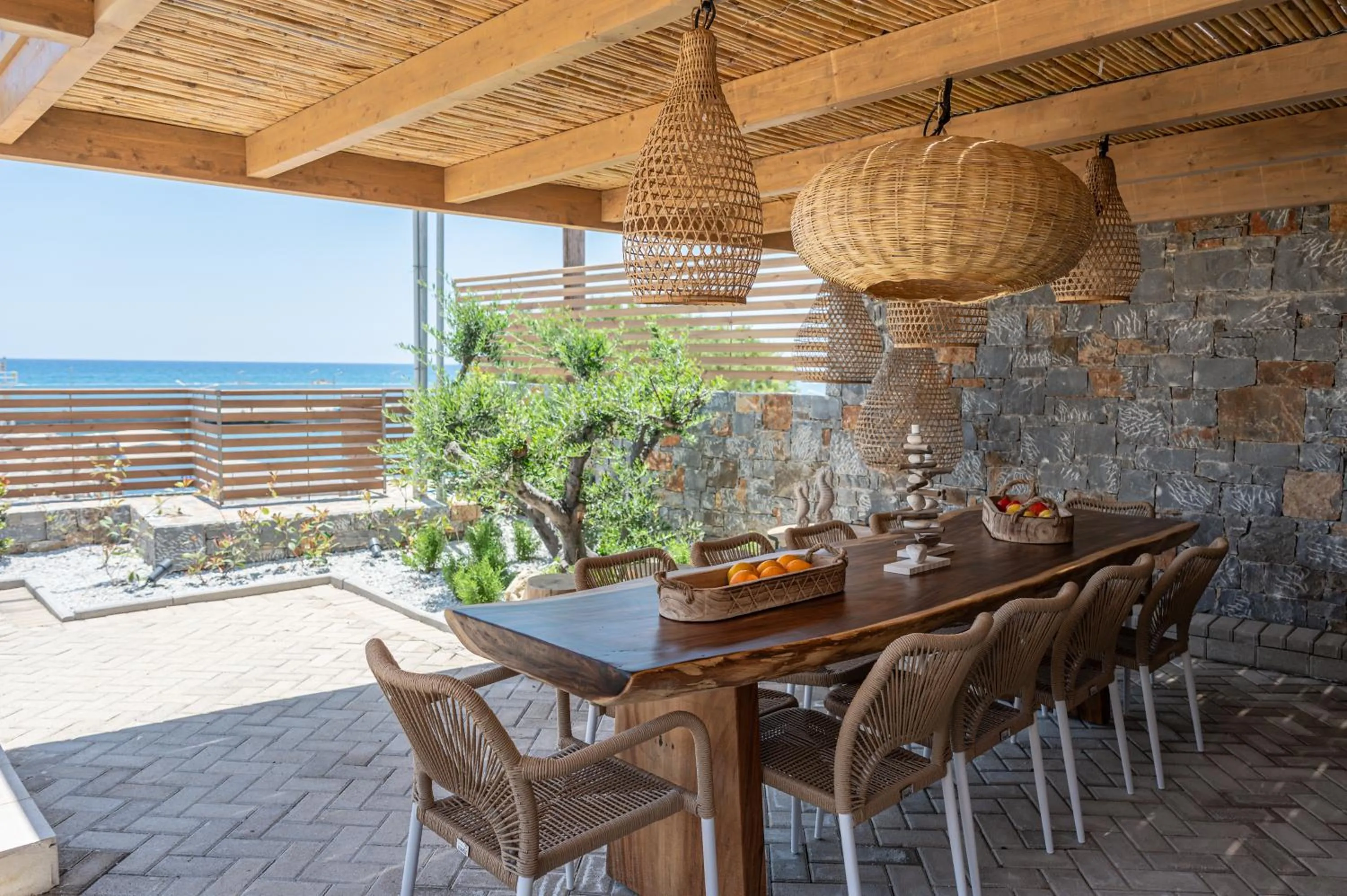 Mnḗmē Suites & Villas