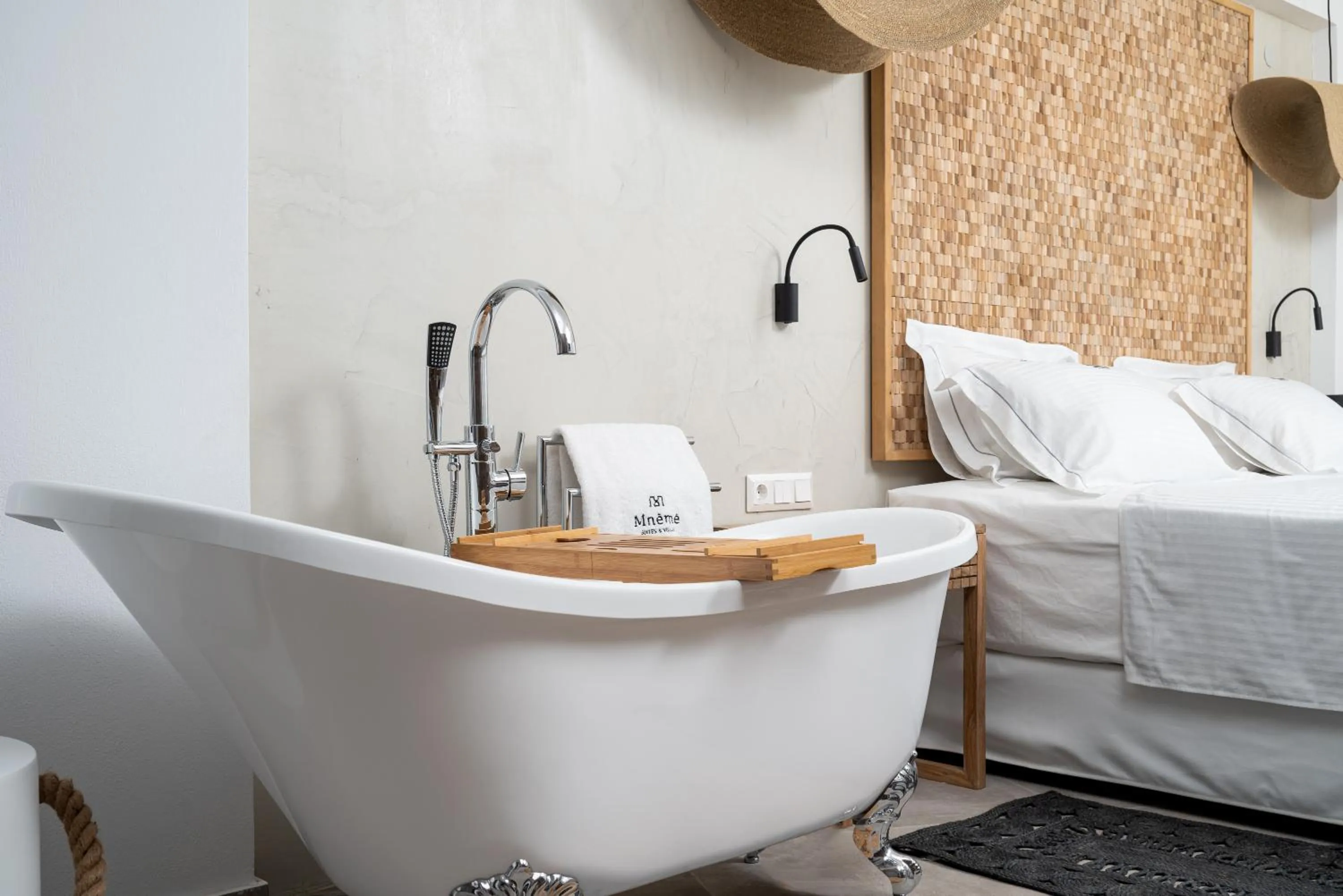 Mnḗmē Suites & Villas