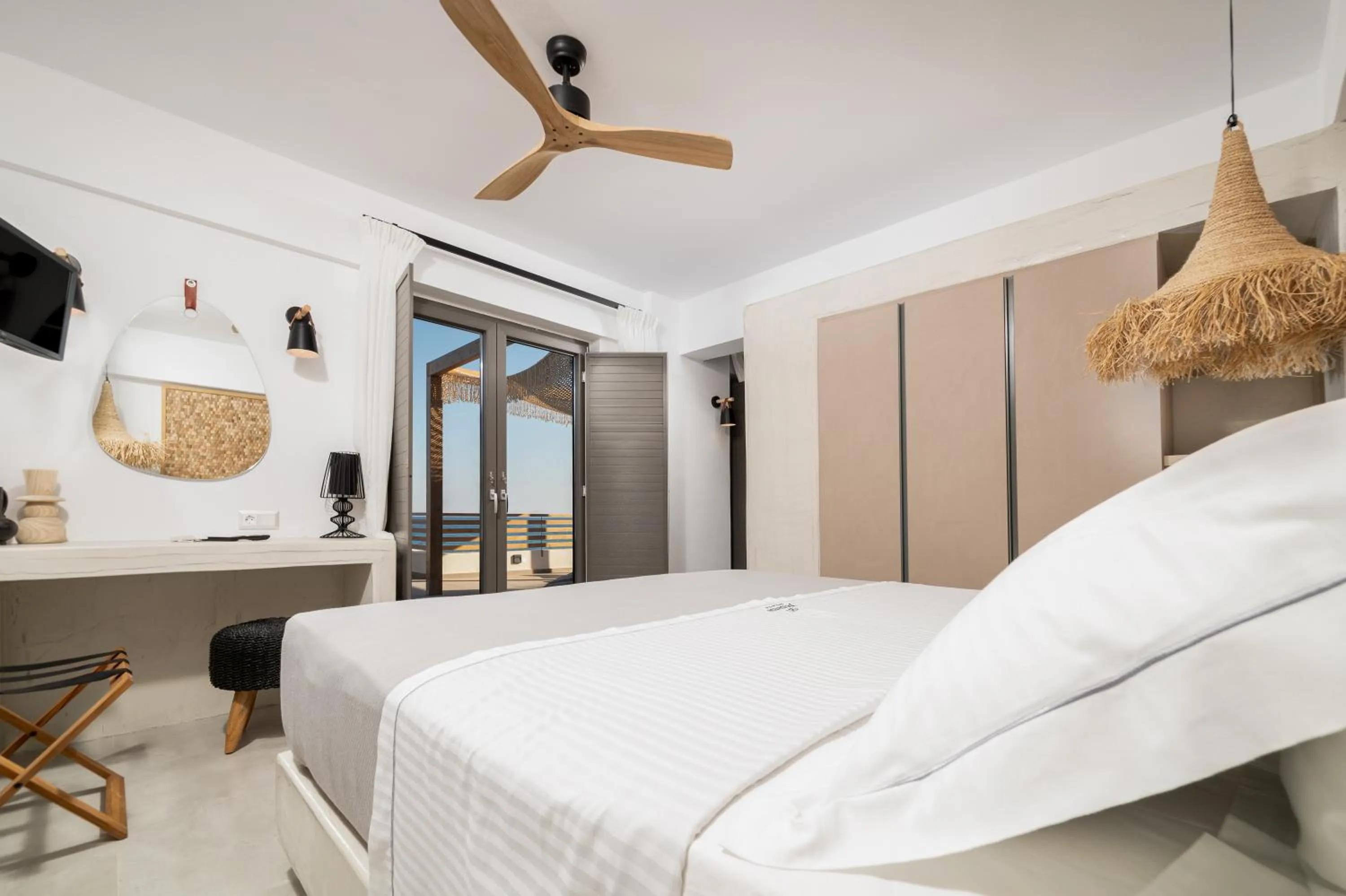 Mnḗmē Suites & Villas