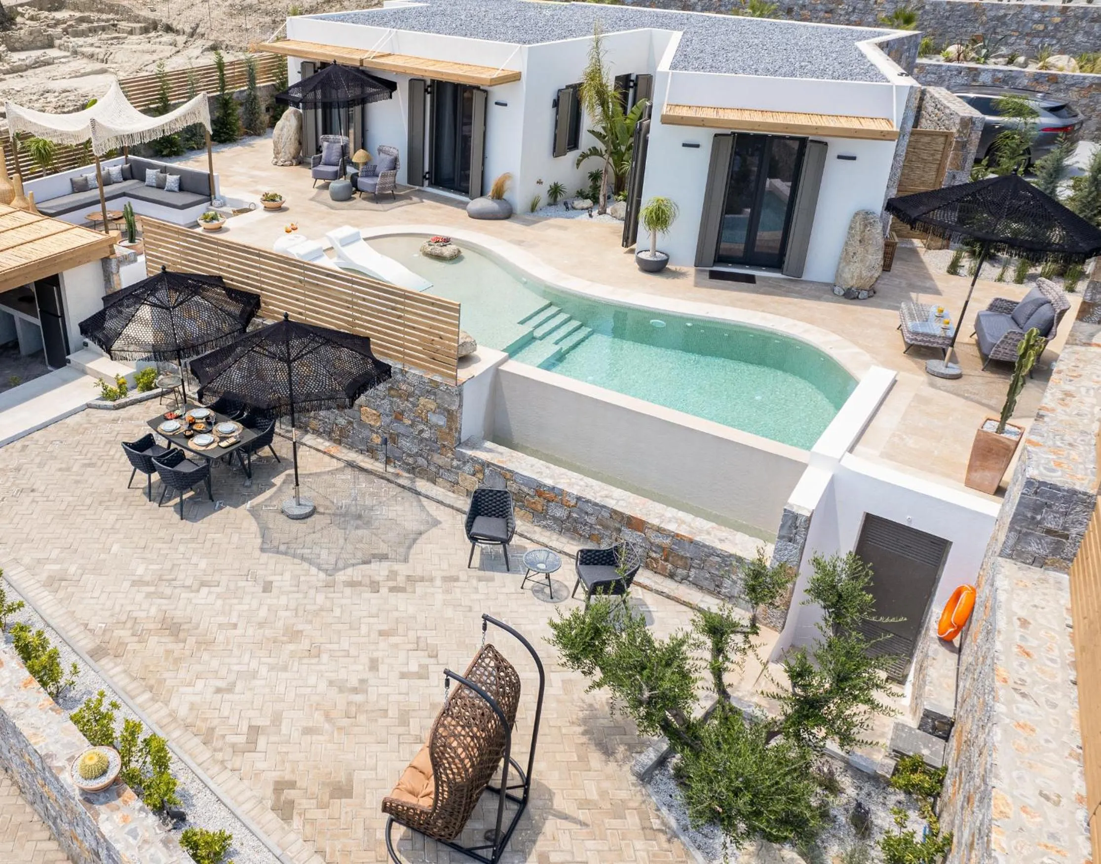 Mnḗmē Suites & Villas