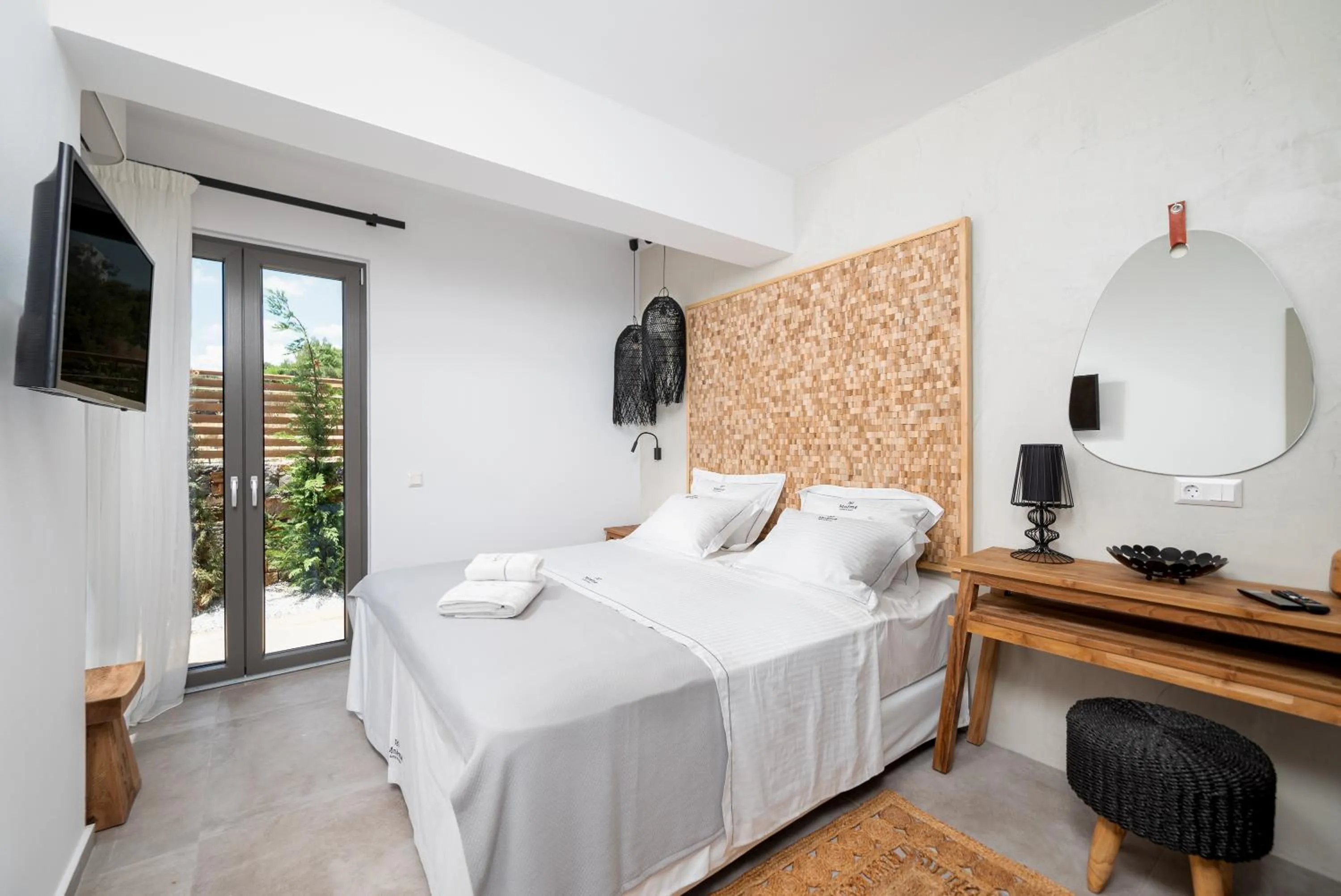 Mnḗmē Suites & Villas