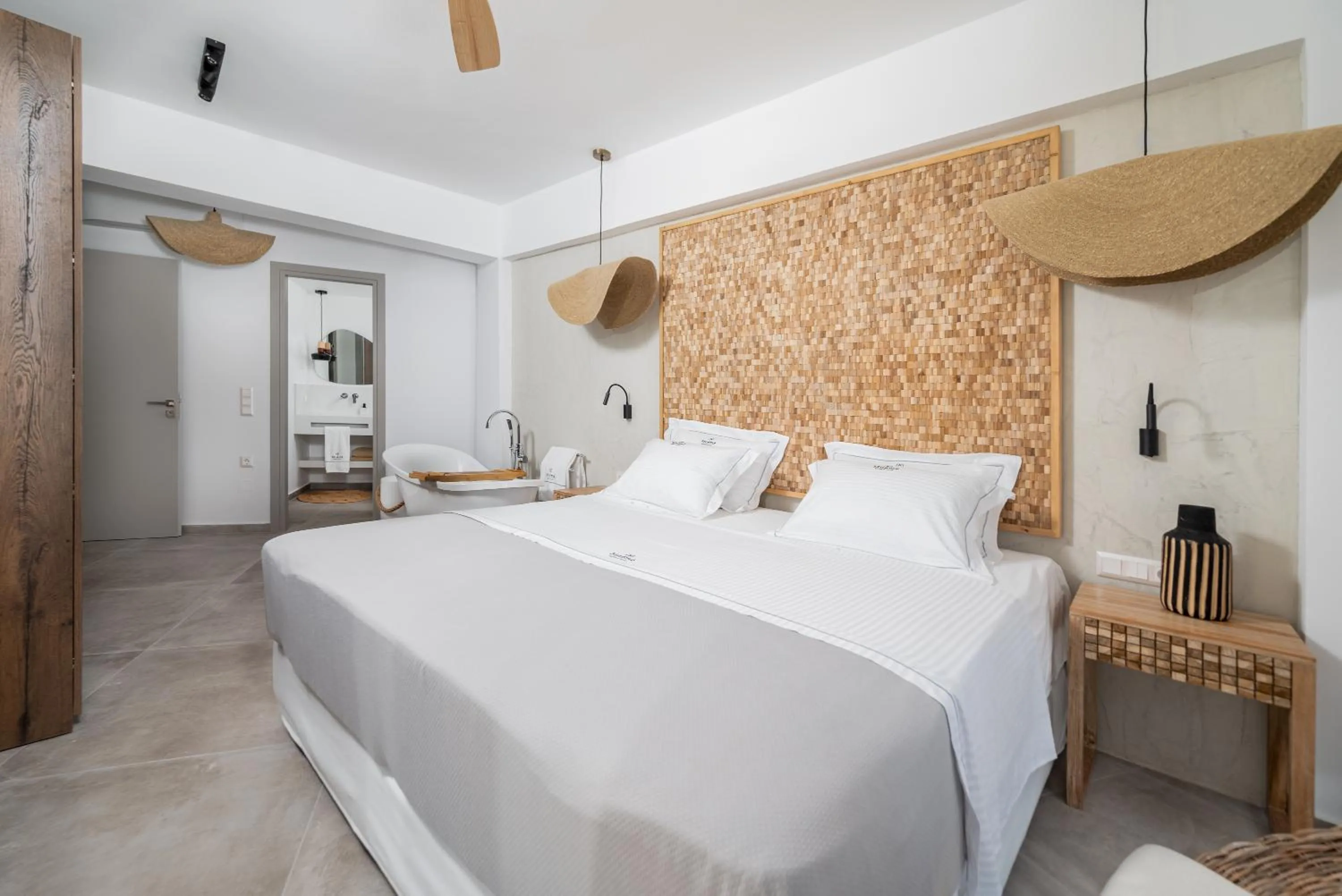 Mnḗmē Suites & Villas