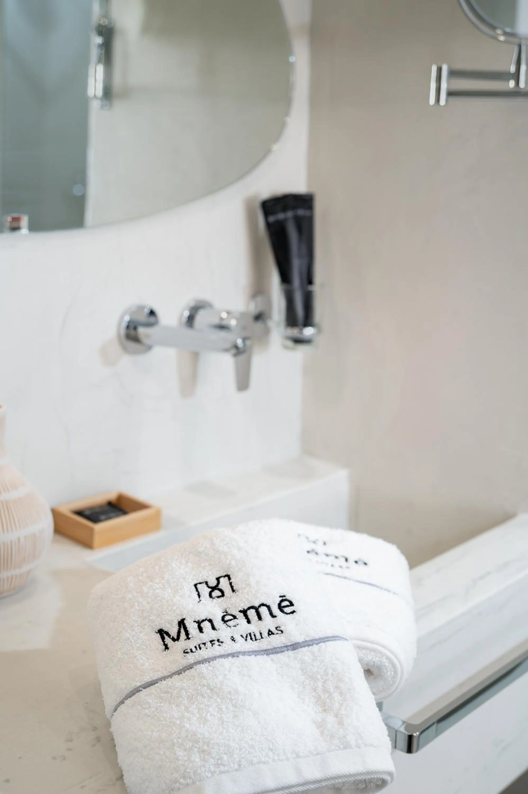 Mnḗmē Suites & Villas