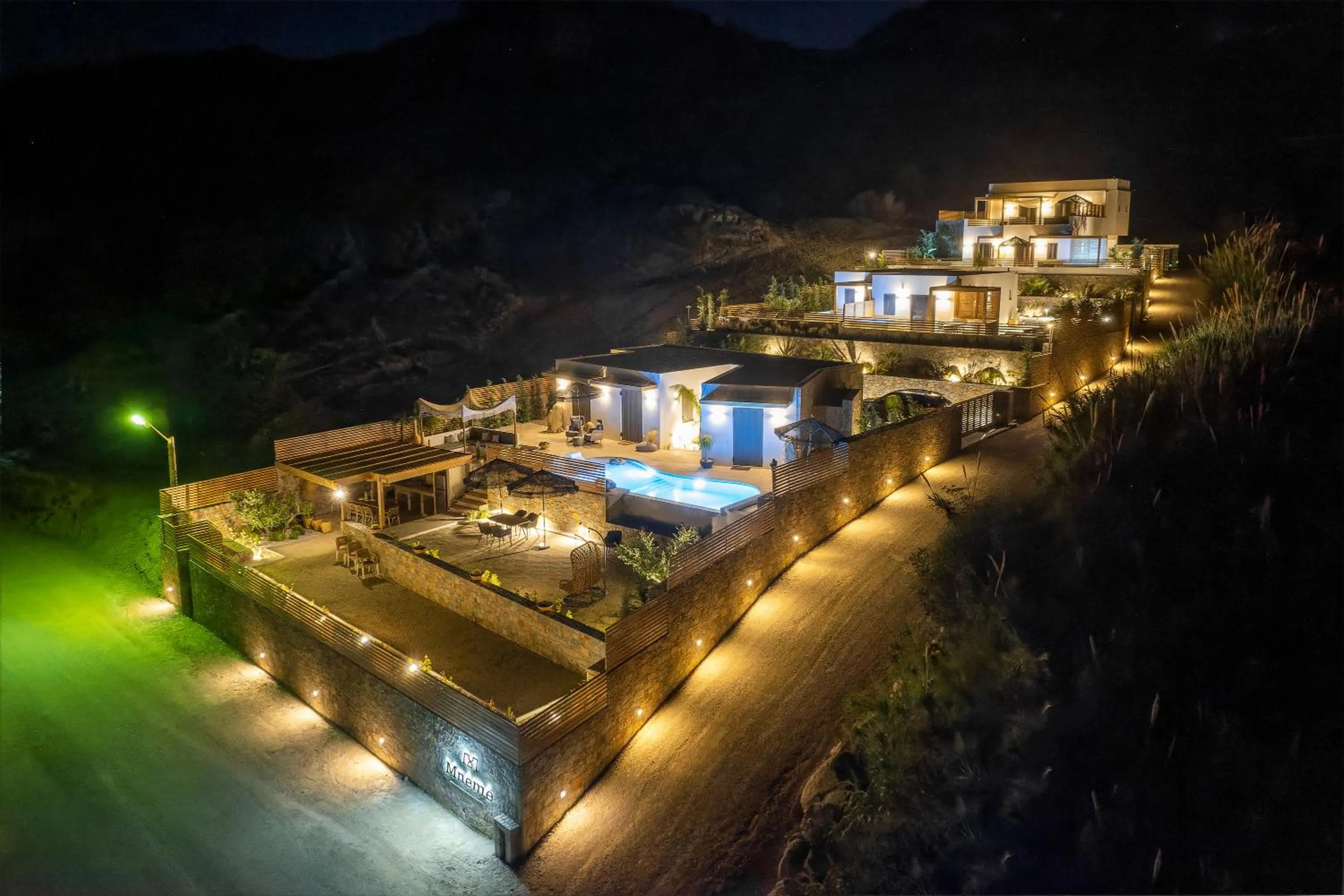 Mnḗmē Suites & Villas