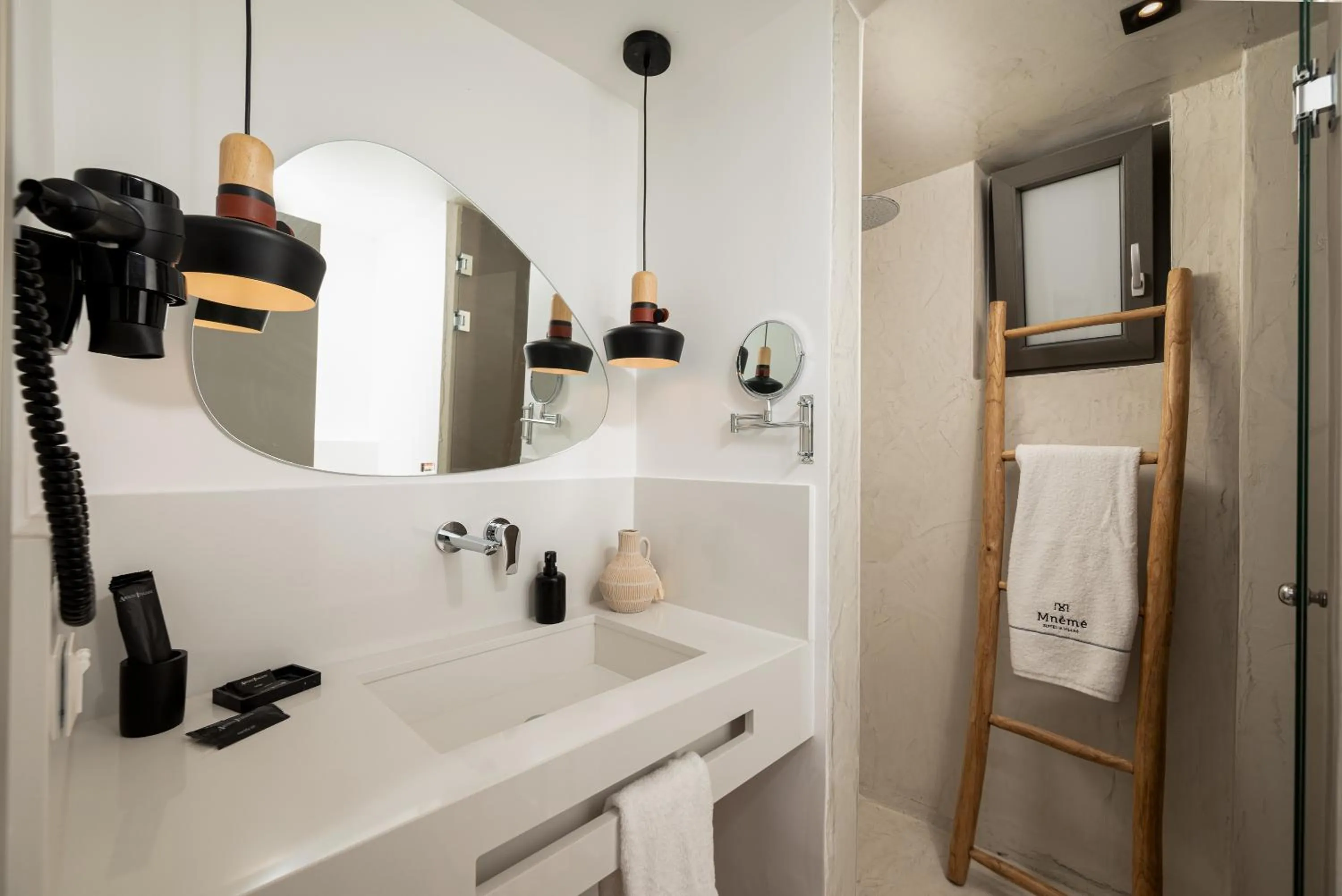 Mnḗmē Suites & Villas