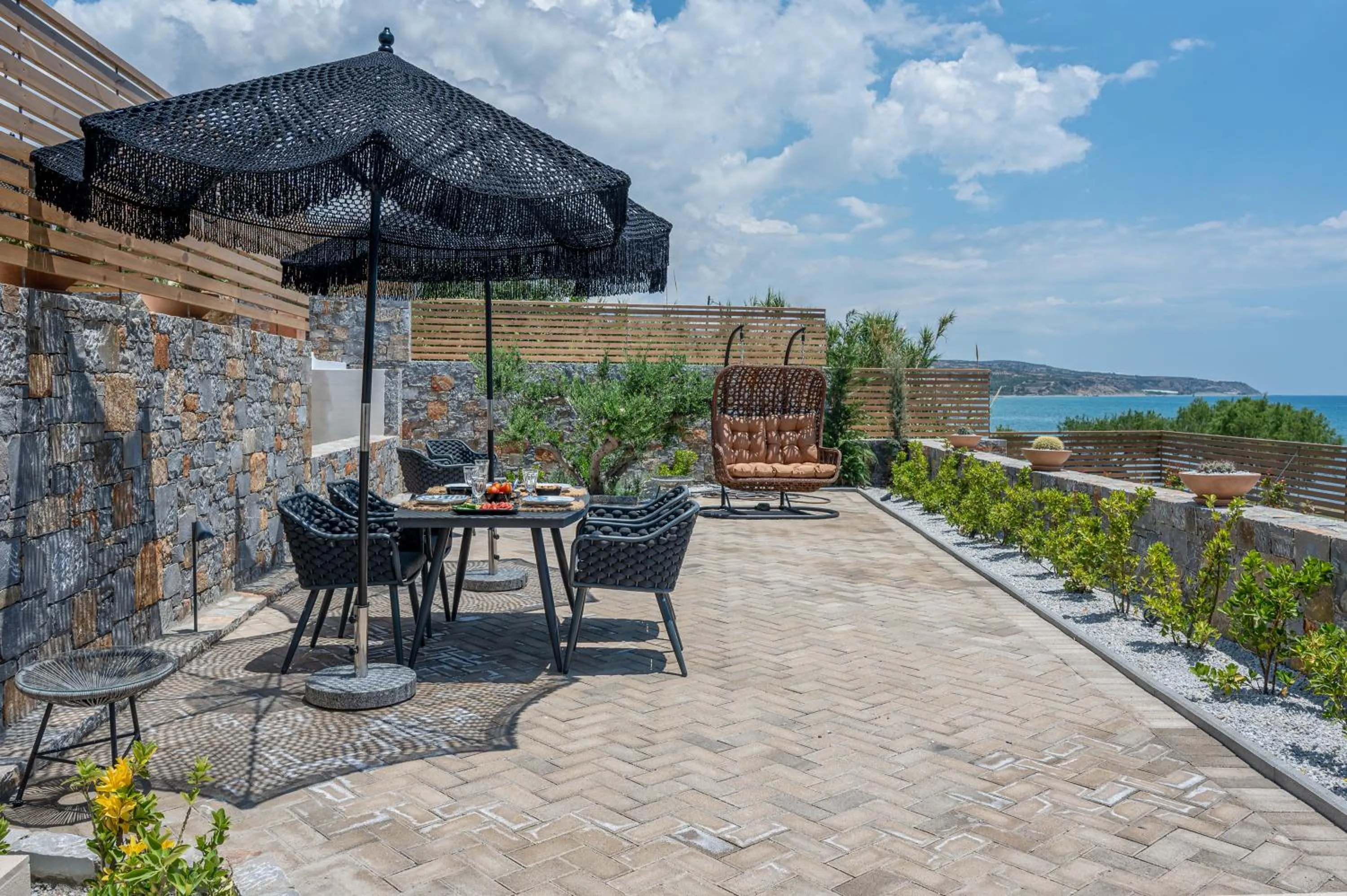 Mnḗmē Suites & Villas