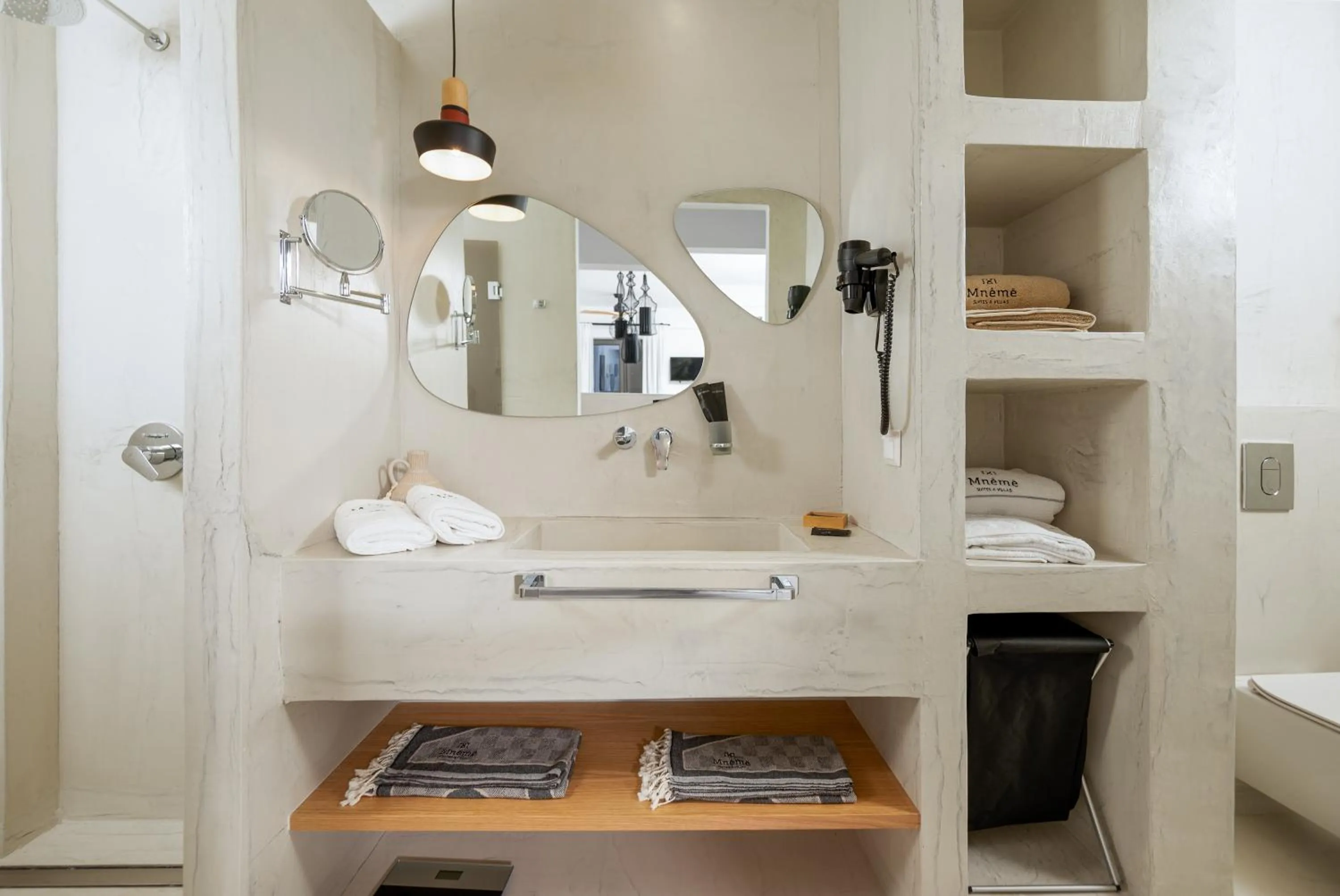 Mnḗmē Suites & Villas