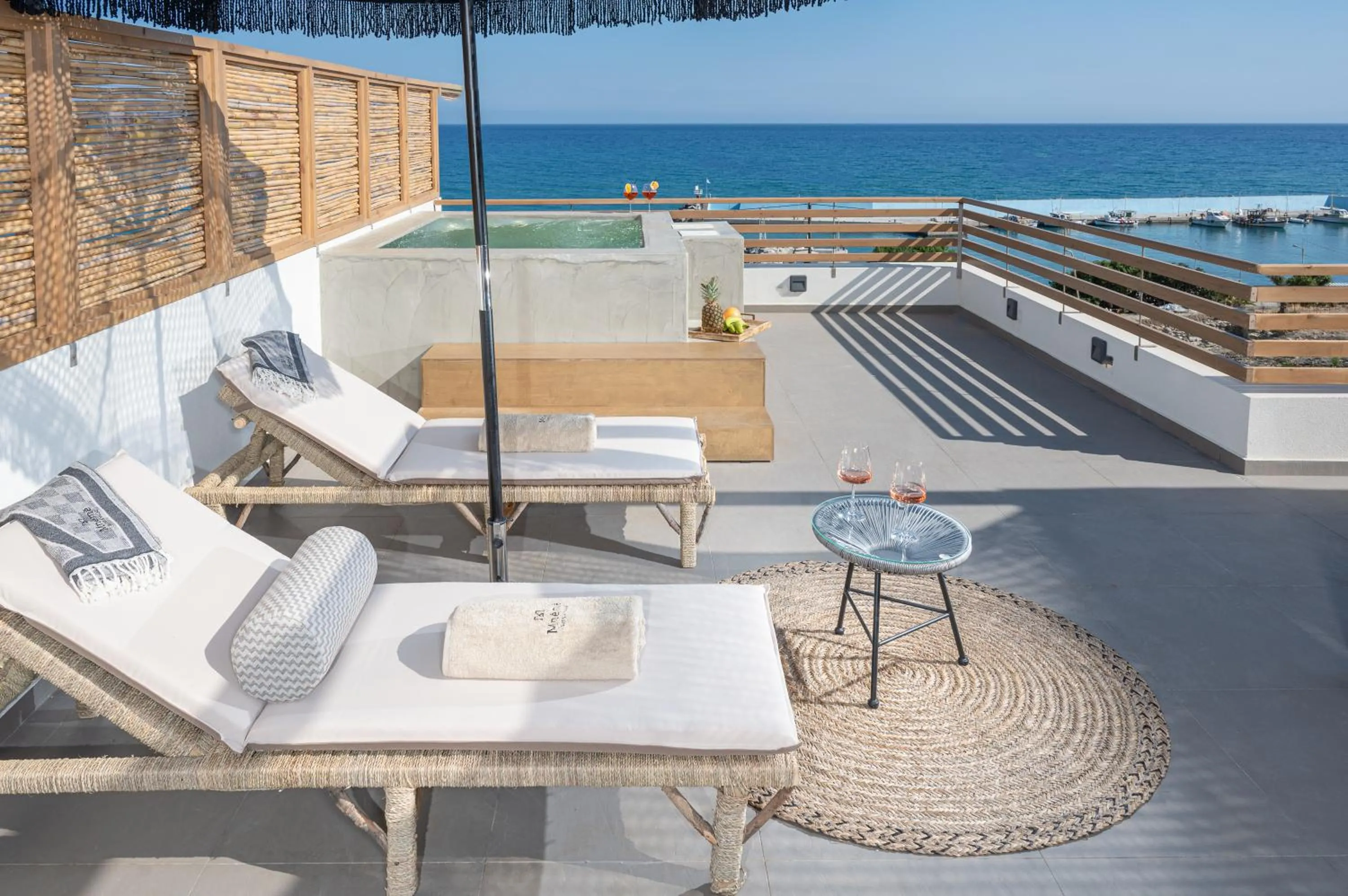 Mnḗmē Suites & Villas