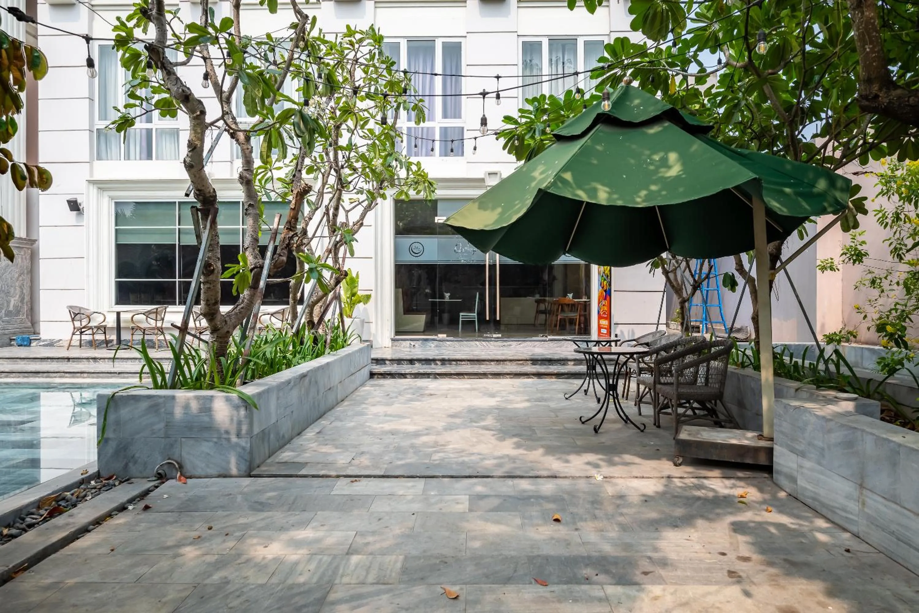 Restaurant/places to eat in Cozrum Homes - Sonata Residence