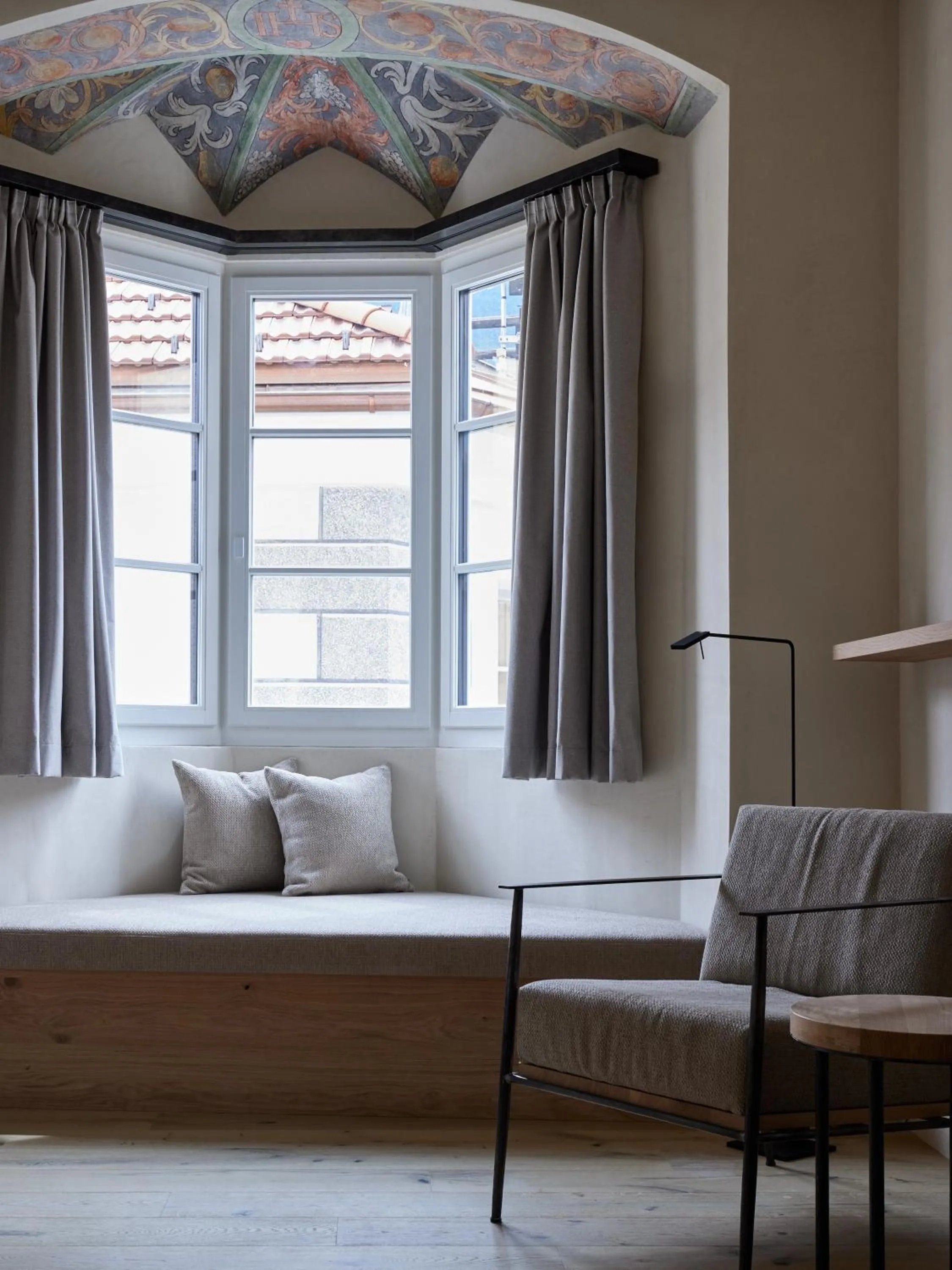 Seating area, Bed in fink Restaurant & Suites