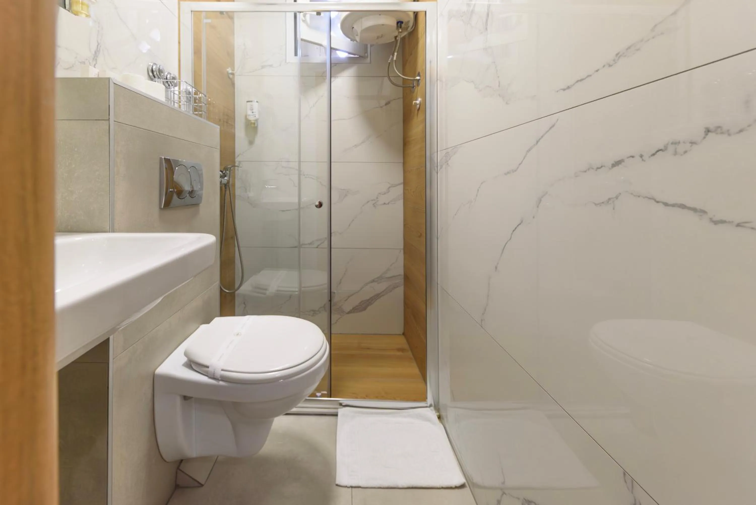 Shower in Garni Hotel Zenit