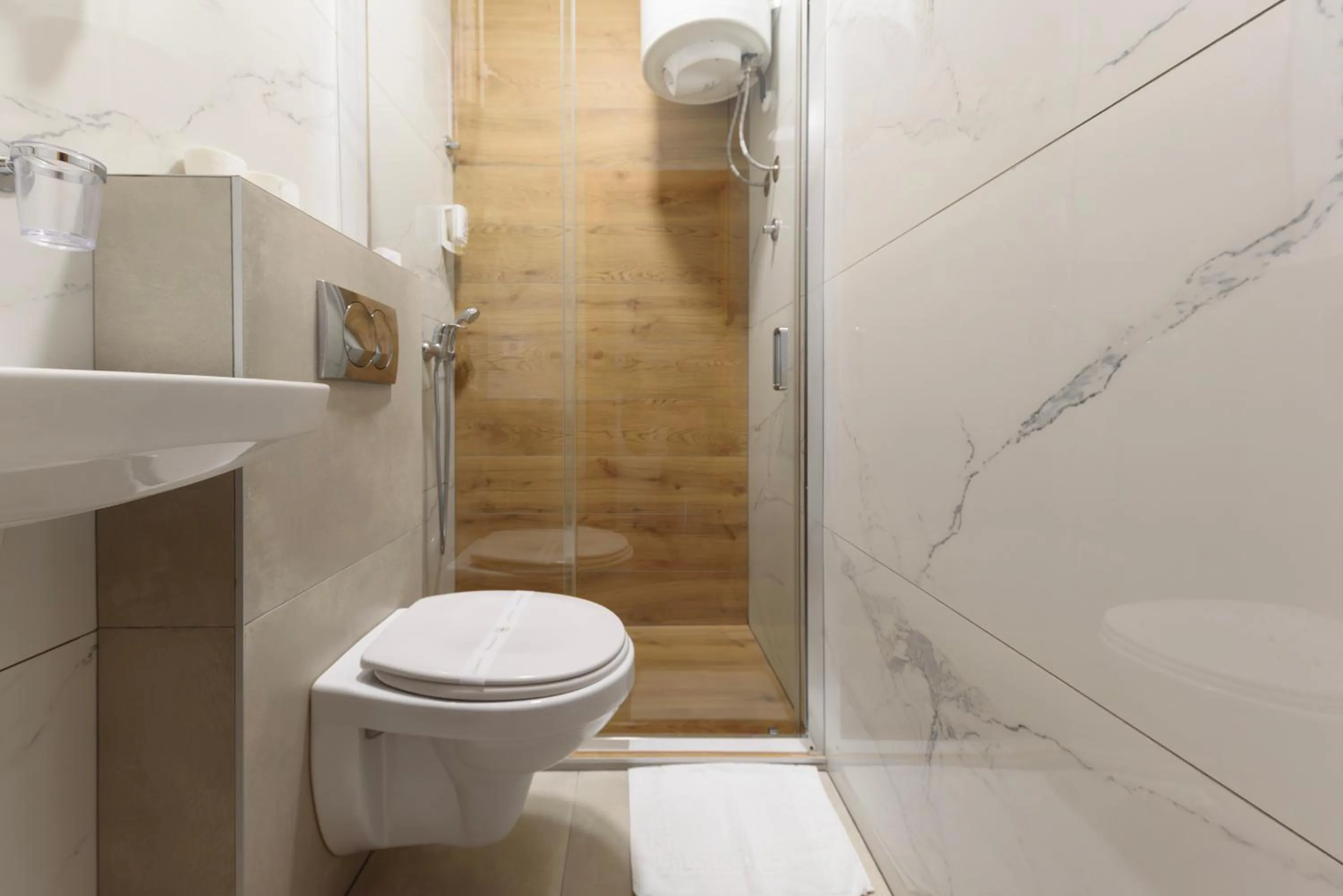 Shower in Garni Hotel Zenit