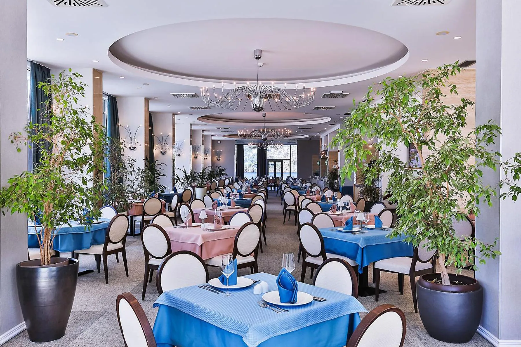 Restaurant/places to eat in Hotel Princess