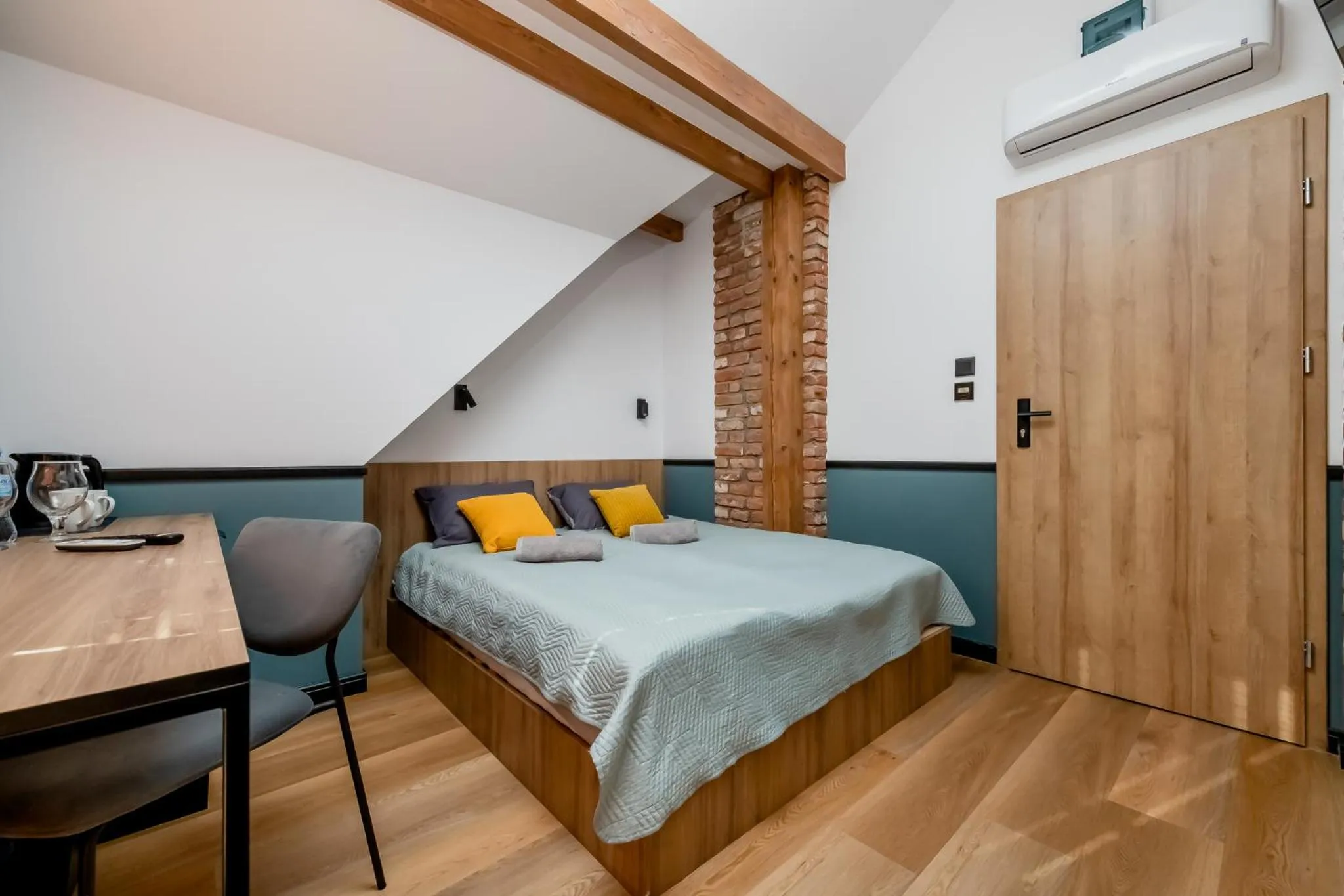 Bed in Noclegi Żelazna 51