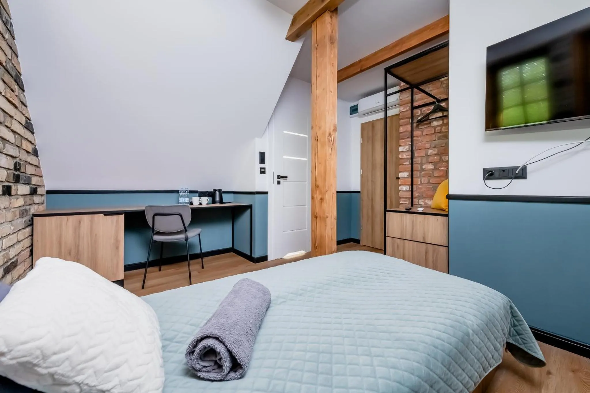 Bed in Noclegi Żelazna 51