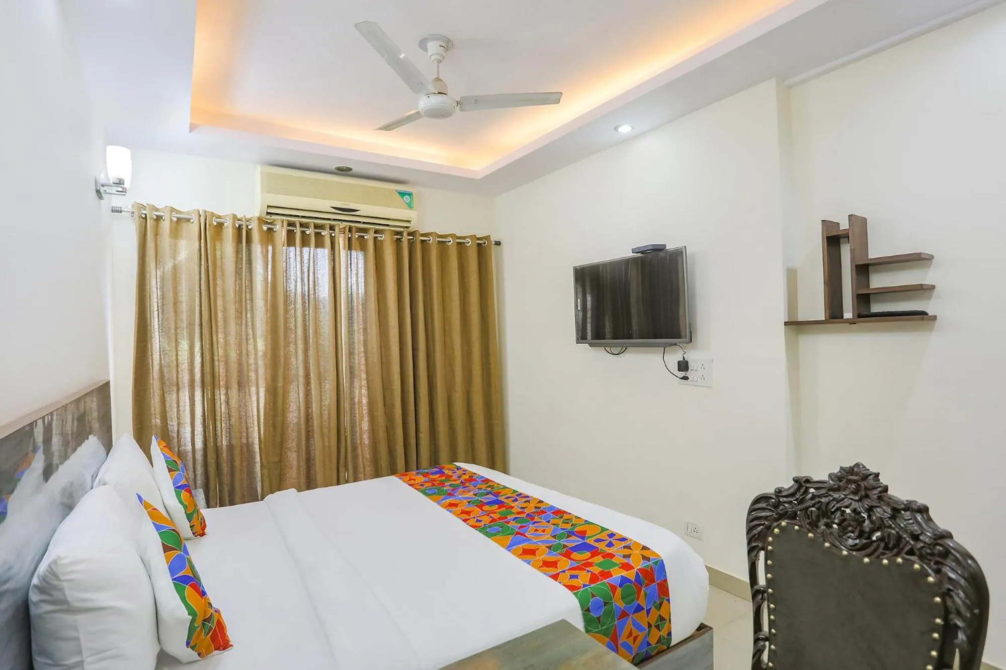 Communal lounge/ TV room, Bed in Via JPM Harshdeep