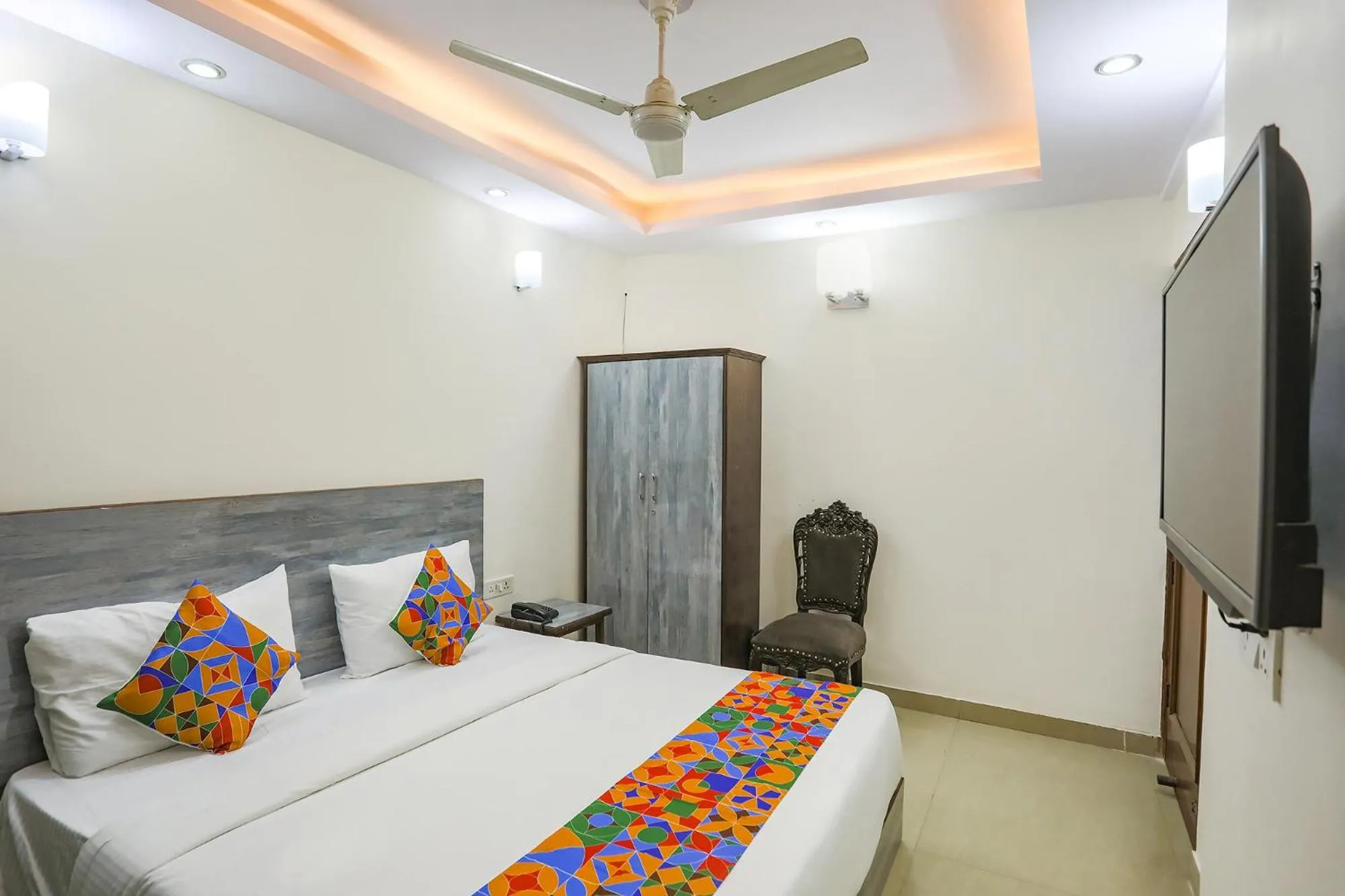 Communal lounge/ TV room, Bed in Via JPM Harshdeep