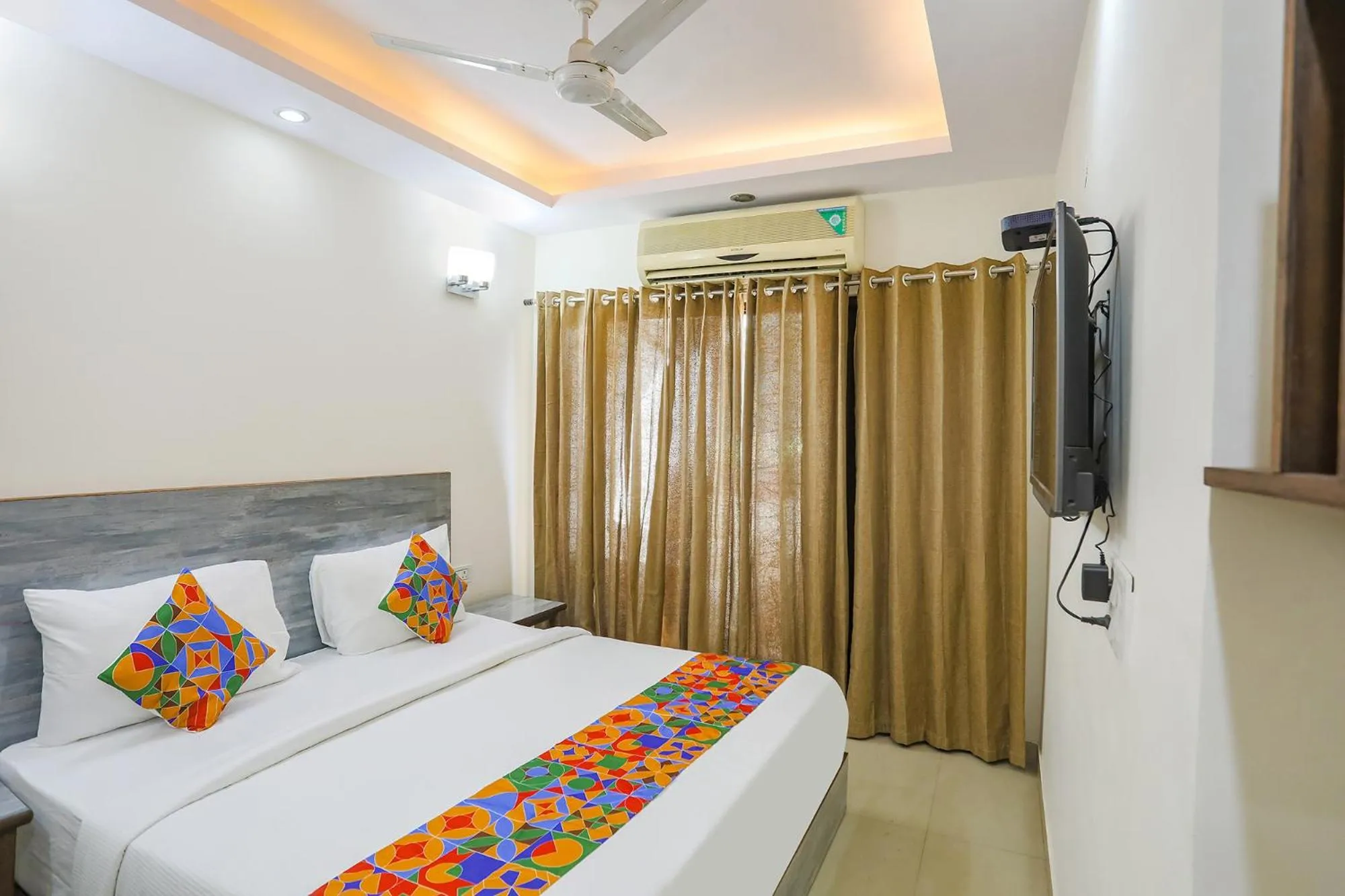 Communal lounge/ TV room, Bed in Via JPM Harshdeep