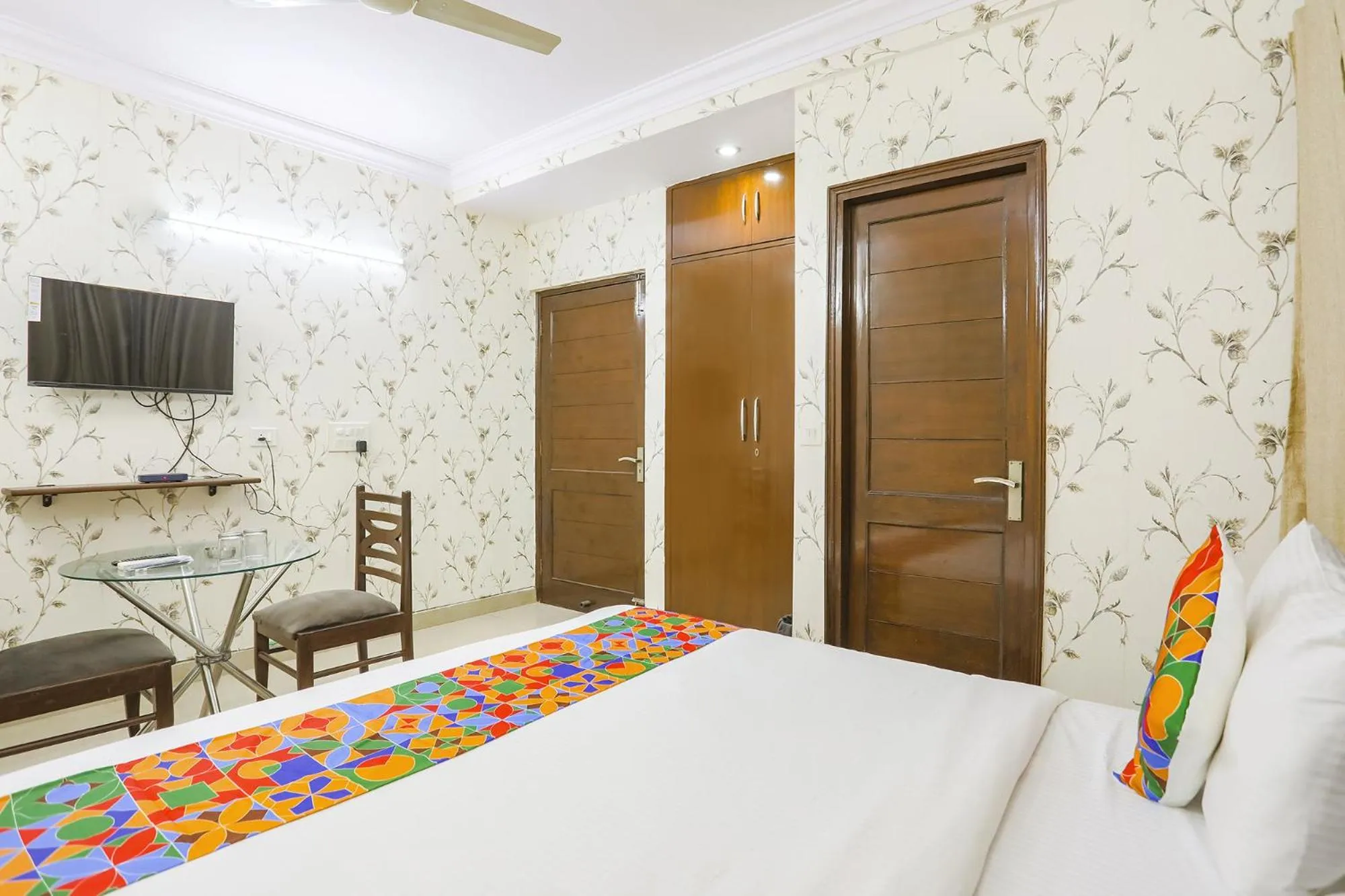 Communal lounge/ TV room, Bed in Via JPM Harshdeep