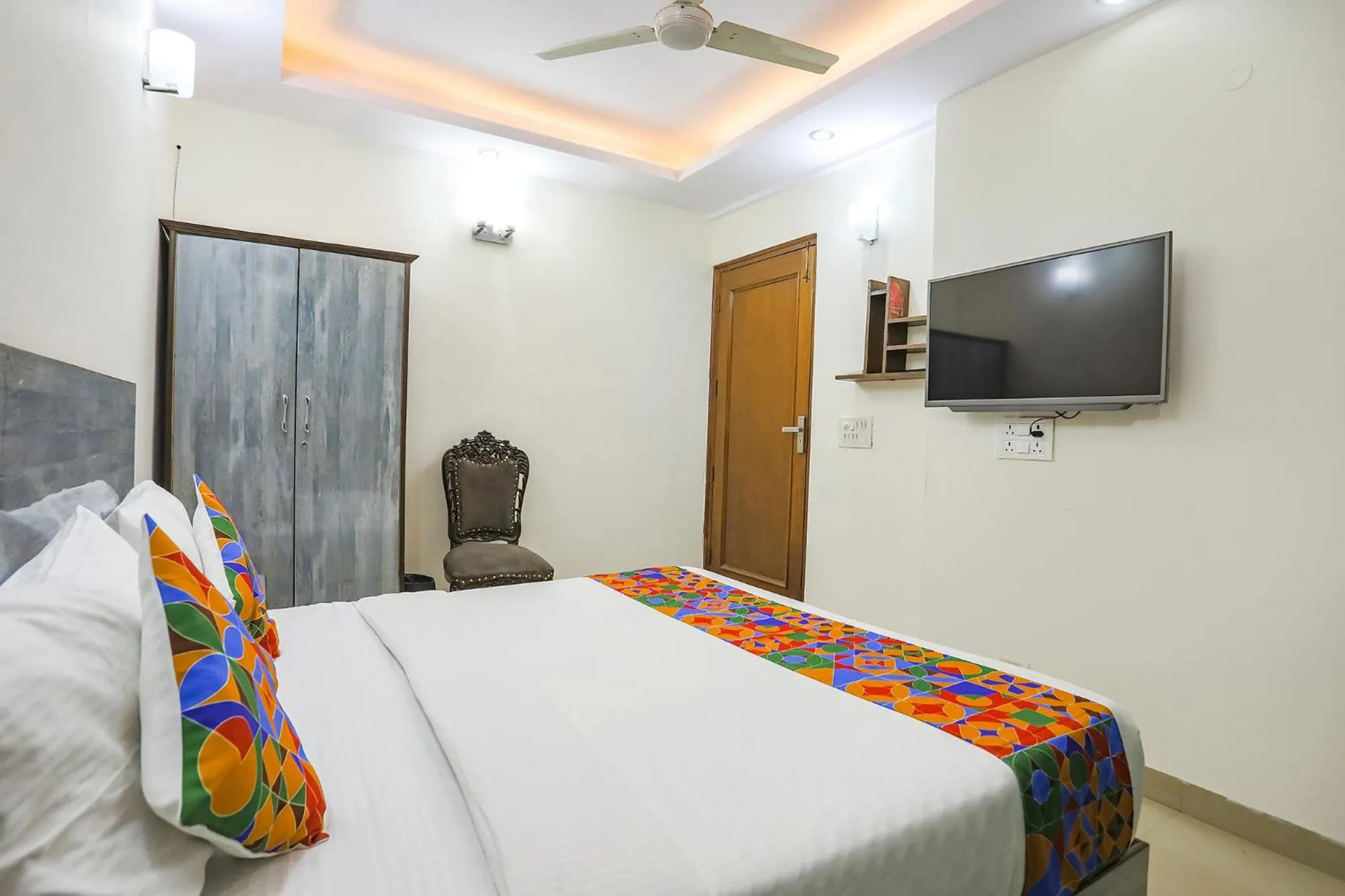 Communal lounge/ TV room, Bed in Via JPM Harshdeep