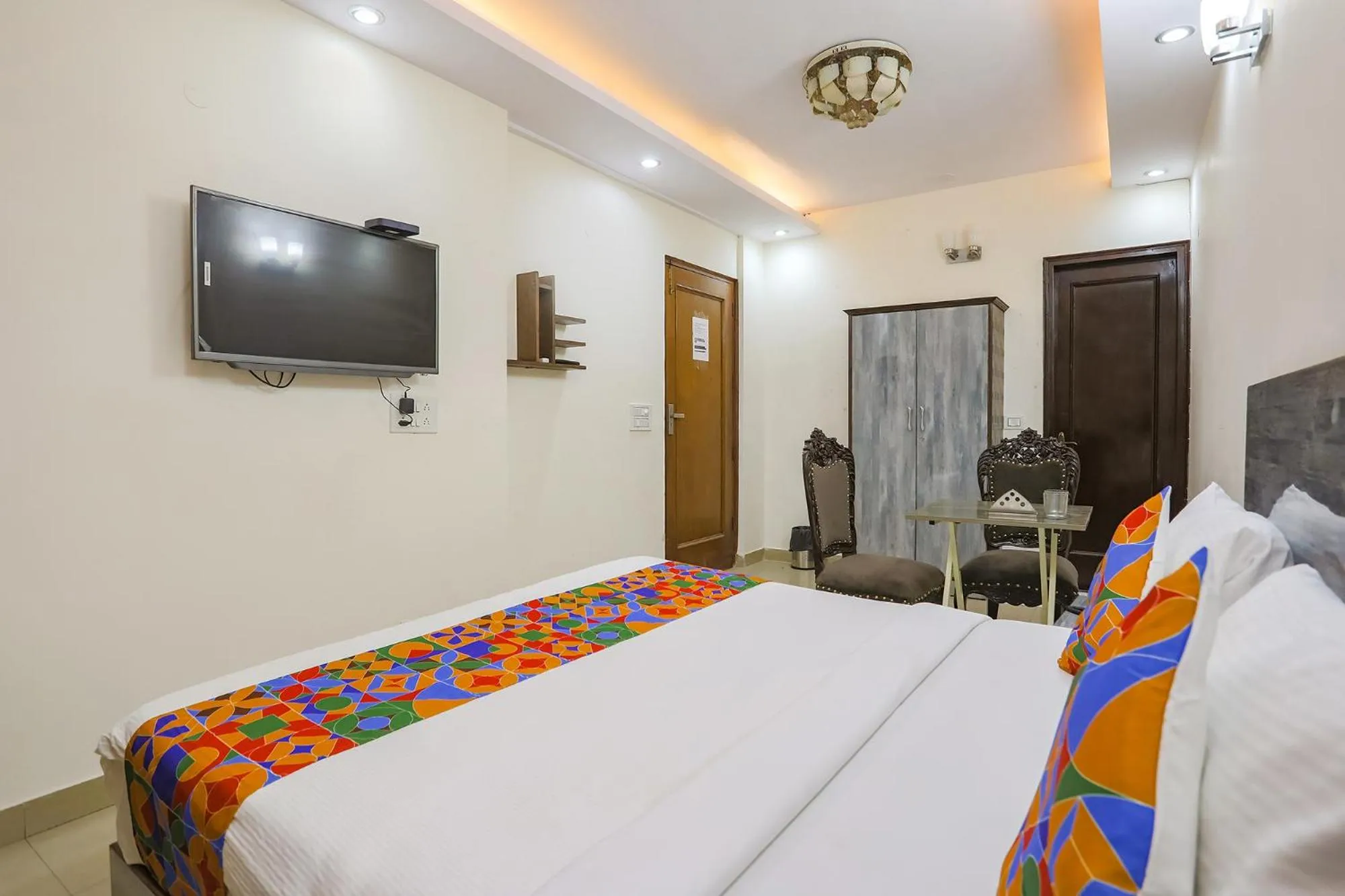 Communal lounge/ TV room, Bed in Via JPM Harshdeep