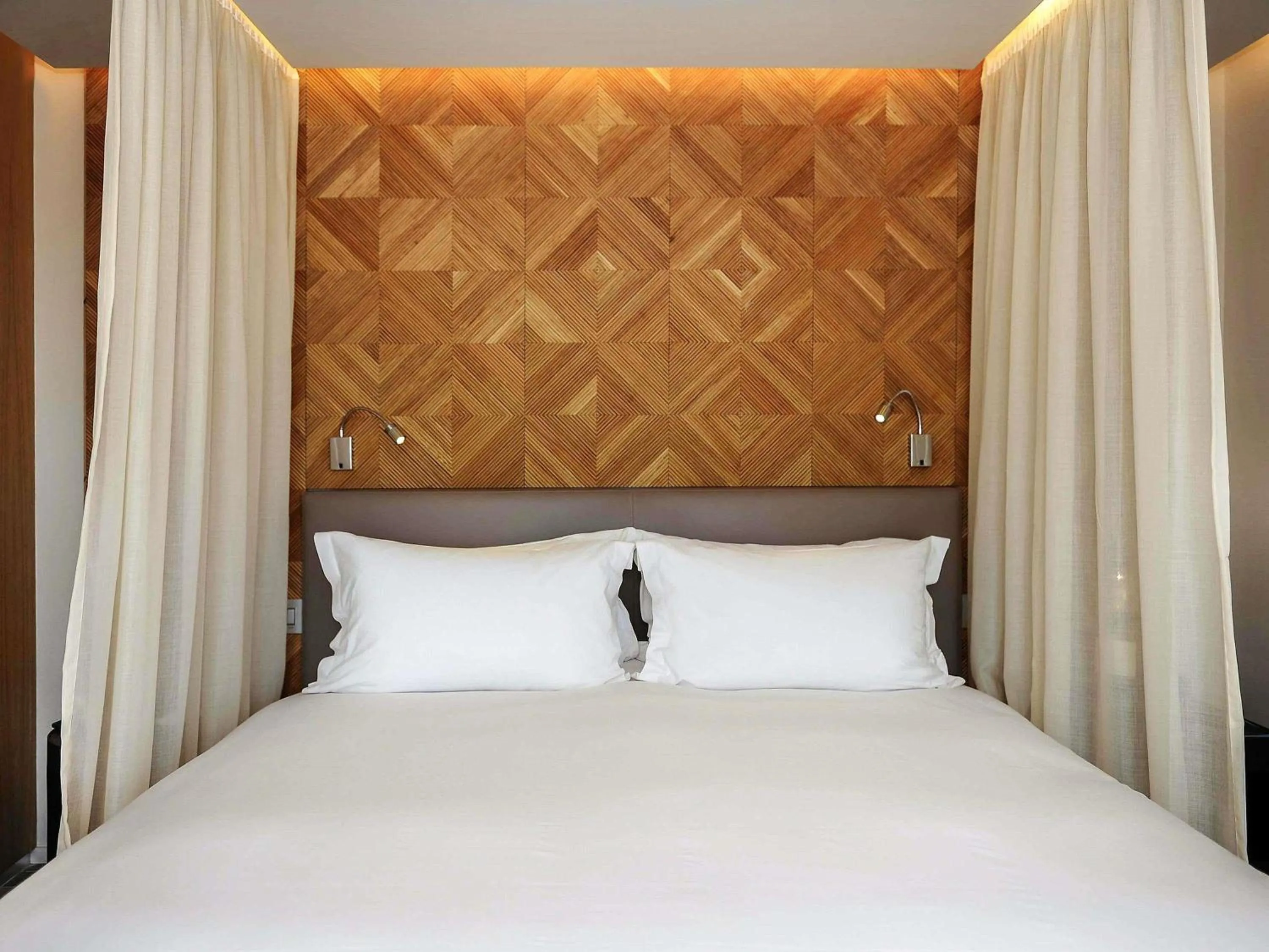 Bedroom, Bed in Sofitel Marrakech Palais Impérial & Spa