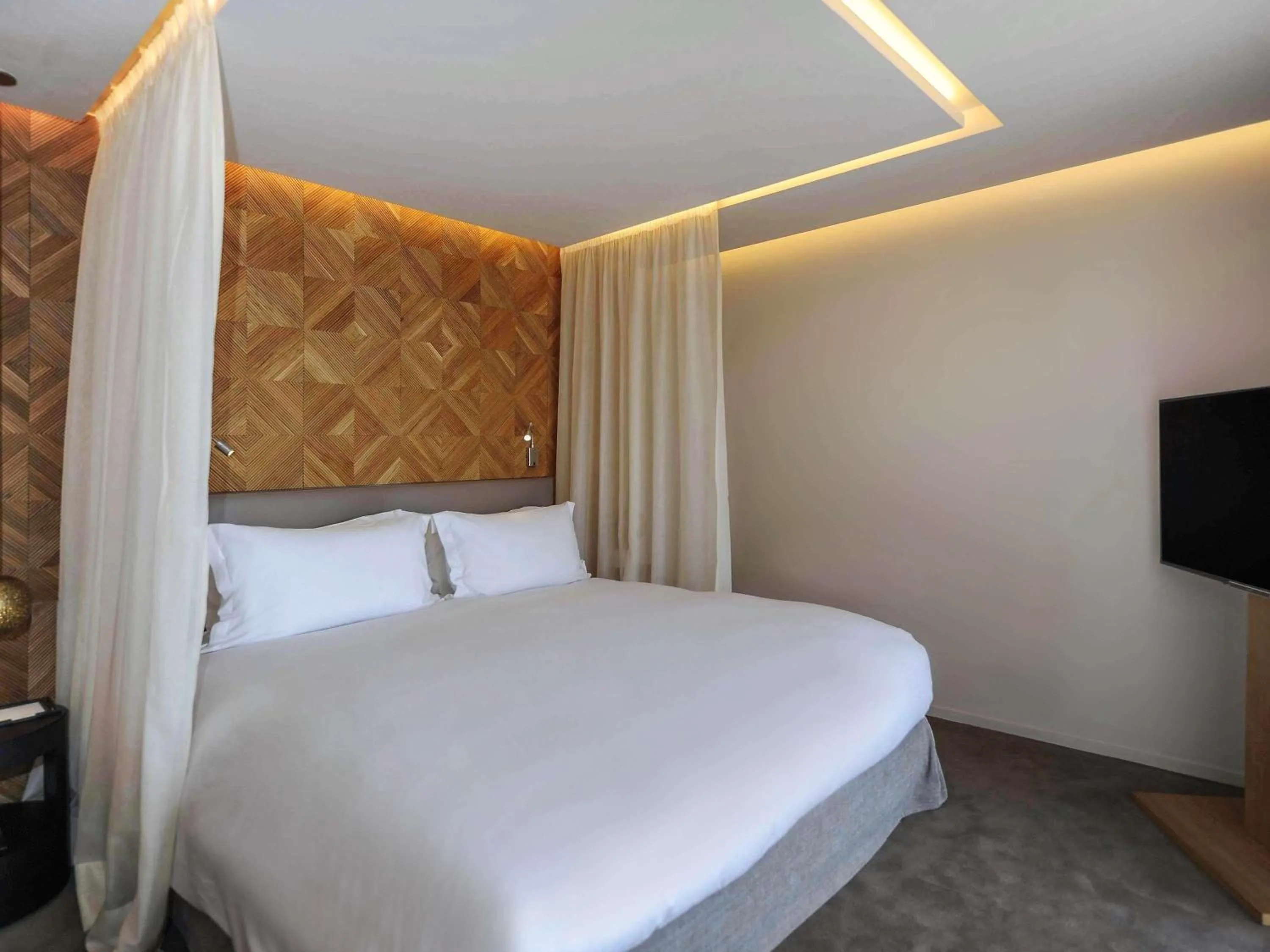 Bedroom, Bed in Sofitel Marrakech Palais Impérial & Spa