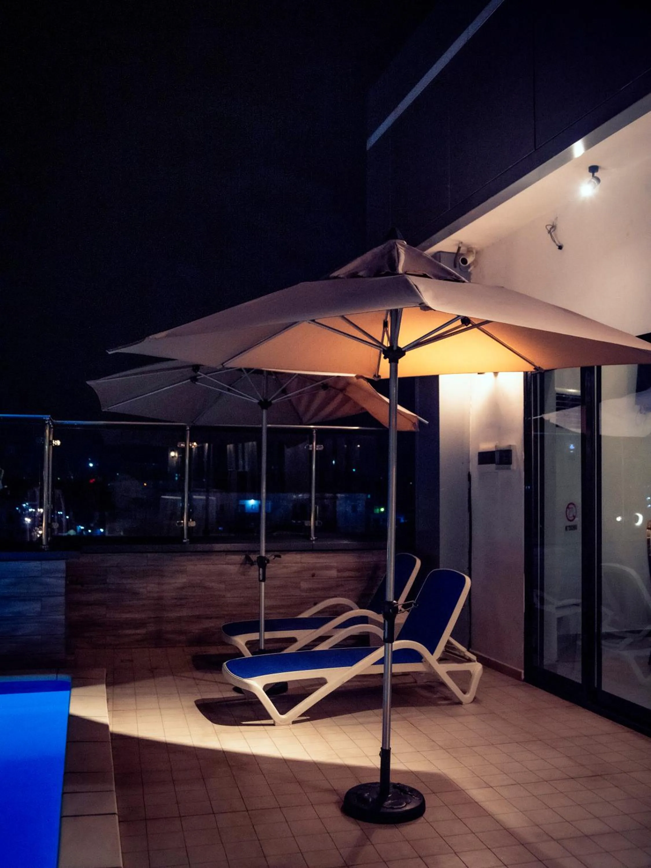 Swimming pool in Geneva Hotel