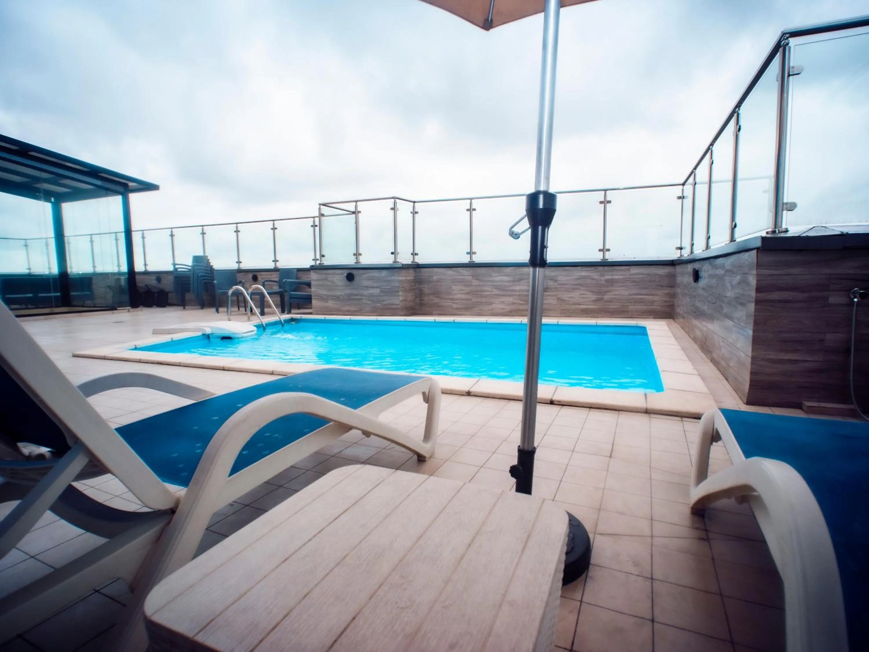 Swimming pool in Geneva Hotel