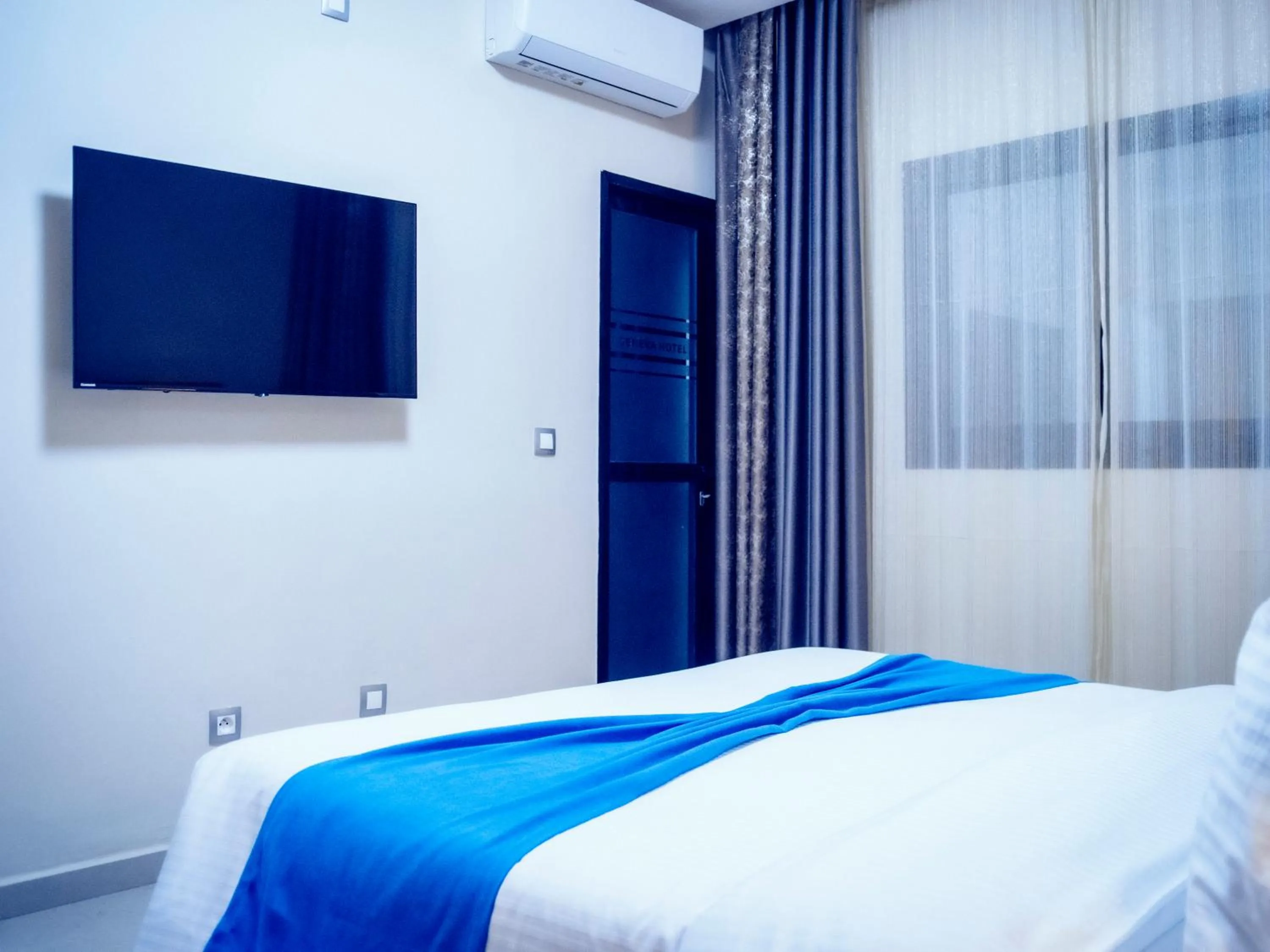 TV and multimedia, Bed in Geneva Hotel