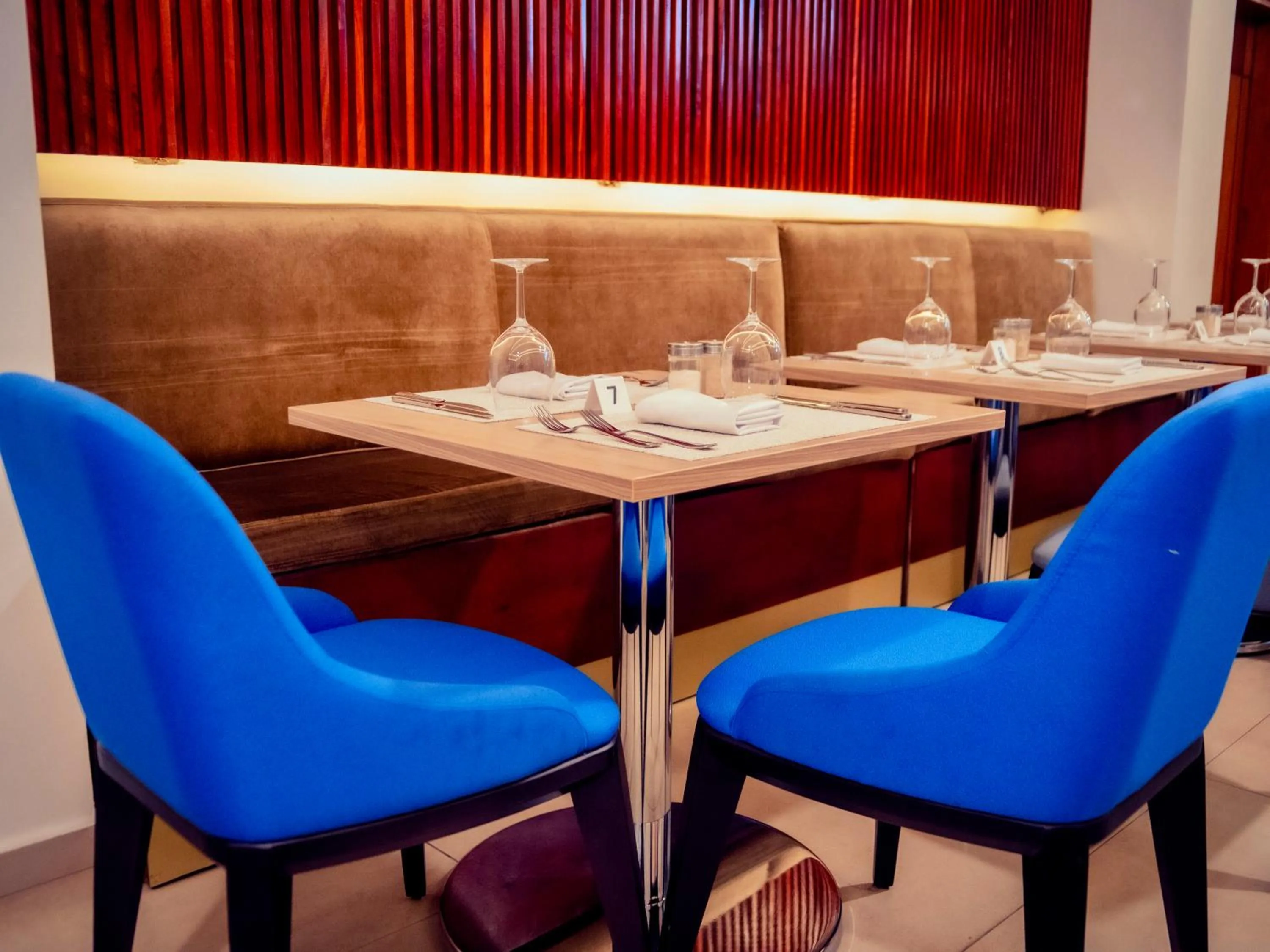 Restaurant/places to eat in Geneva Hotel