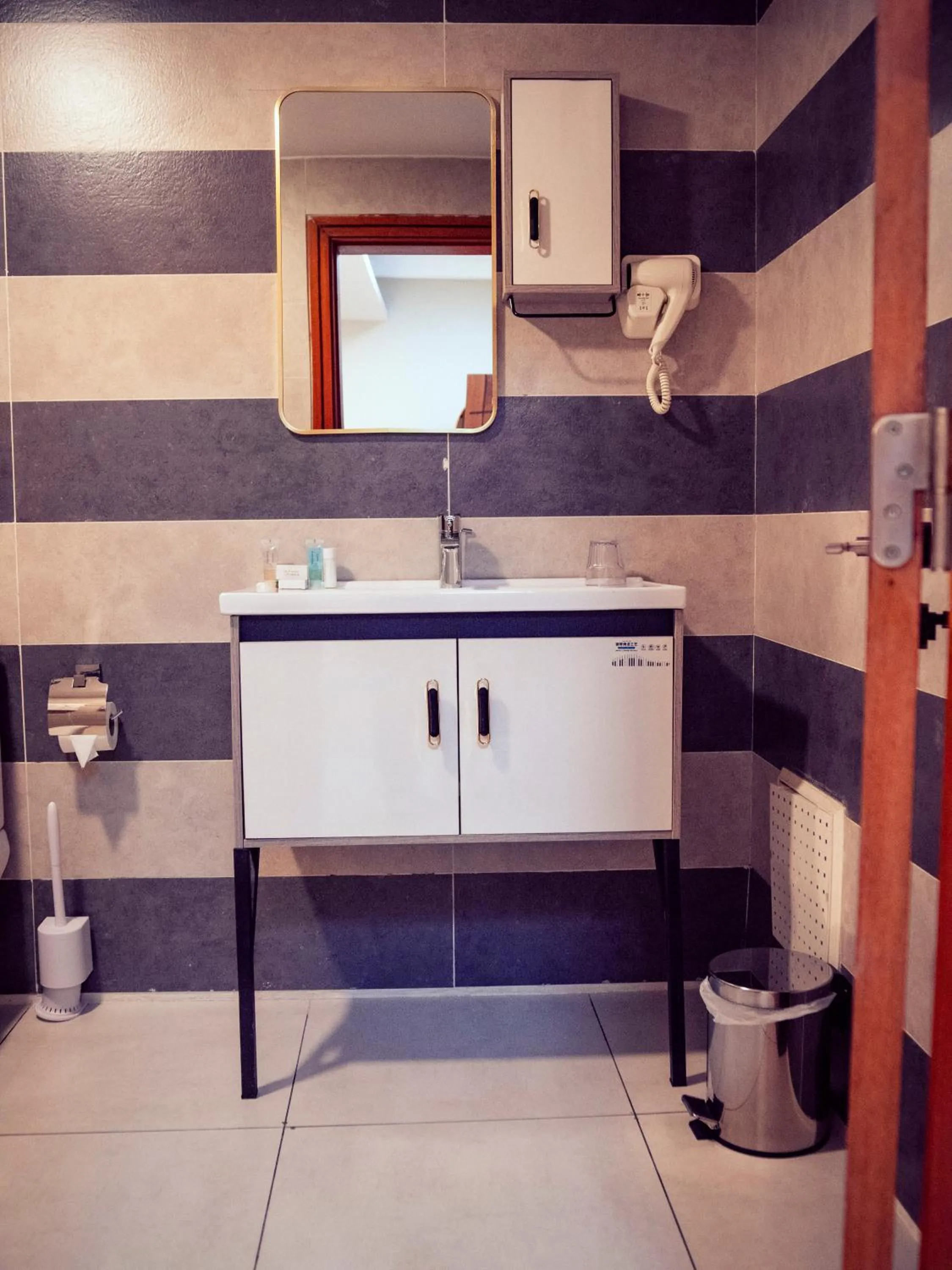 Toilet in Geneva Hotel