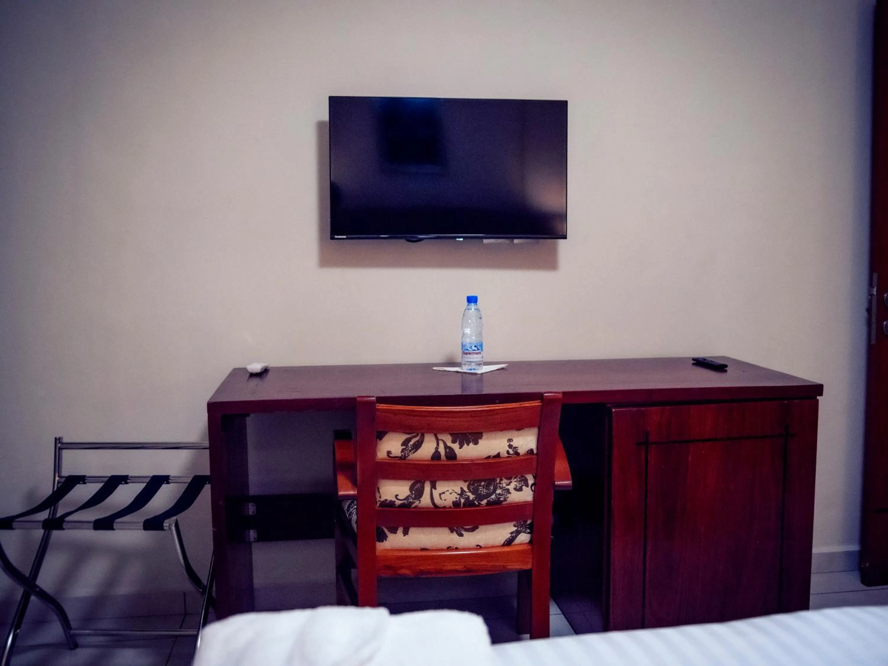 TV and multimedia, TV/Entertainment Center in Geneva Hotel