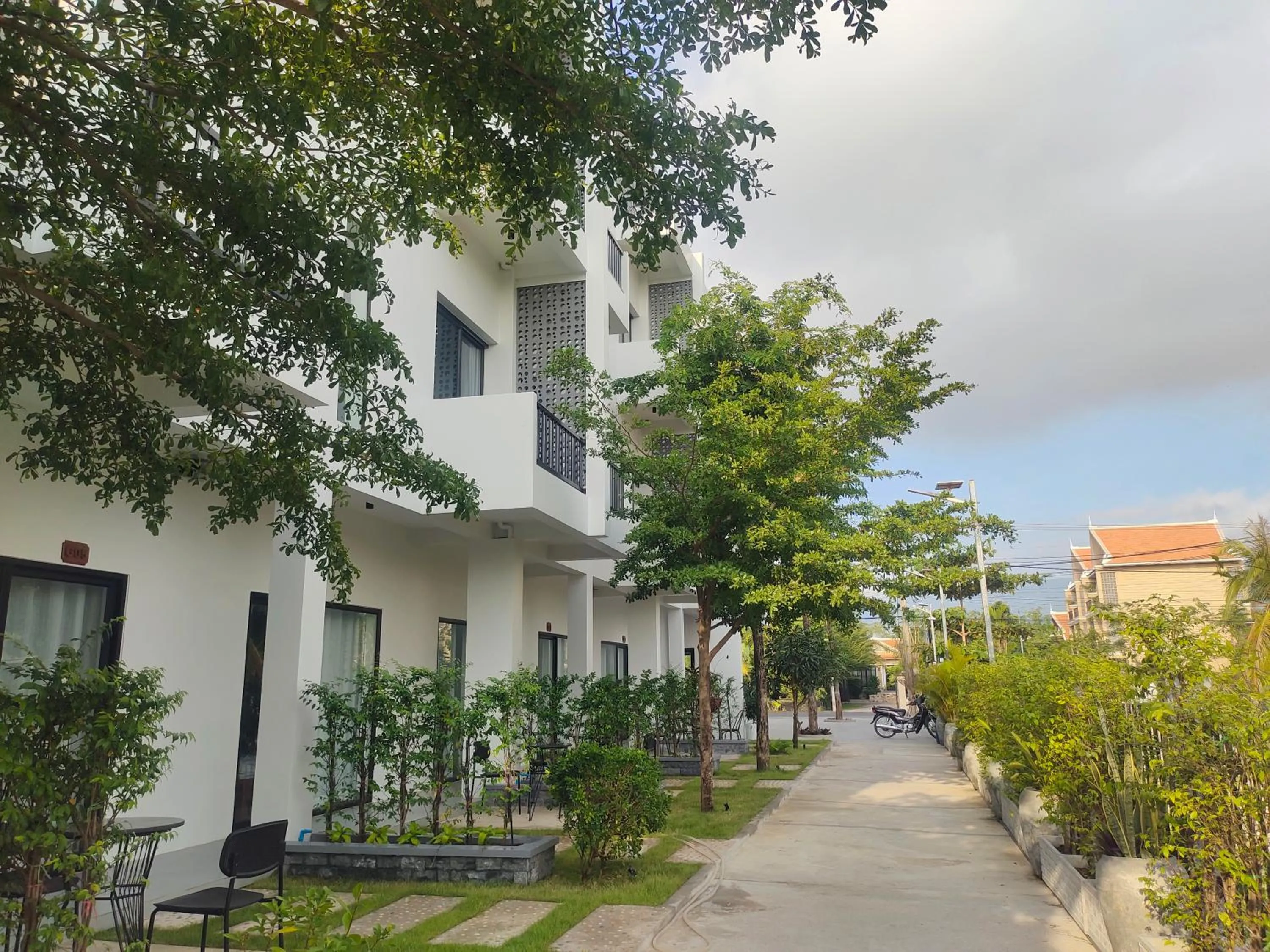 Property building in H&M Boutique