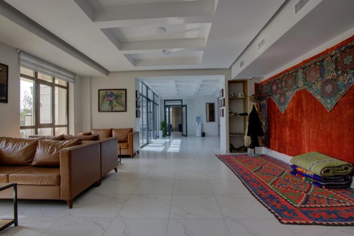 Communal lounge/ TV room in Aisha Hotel