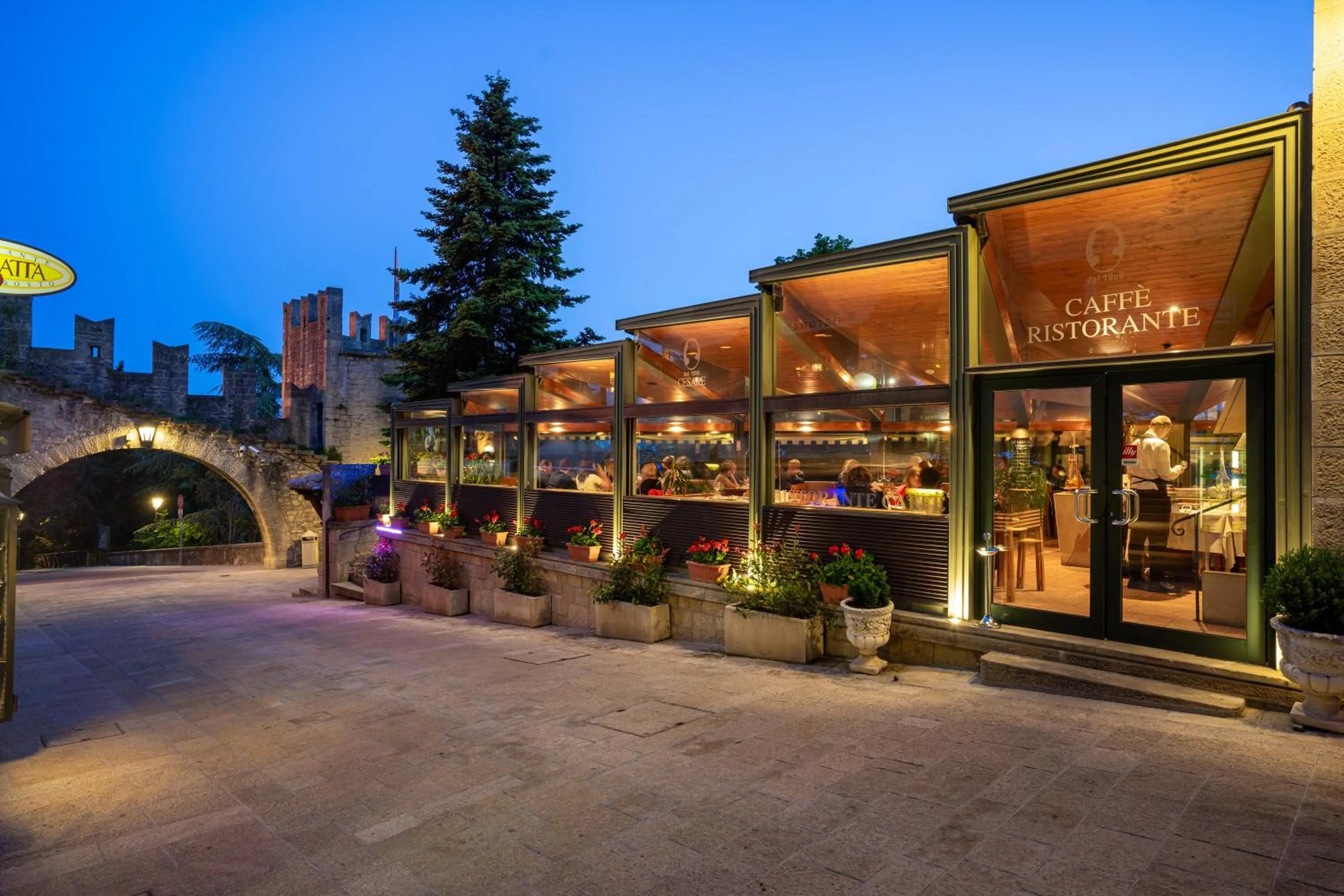 Restaurant/places to eat in Hotel Cesare