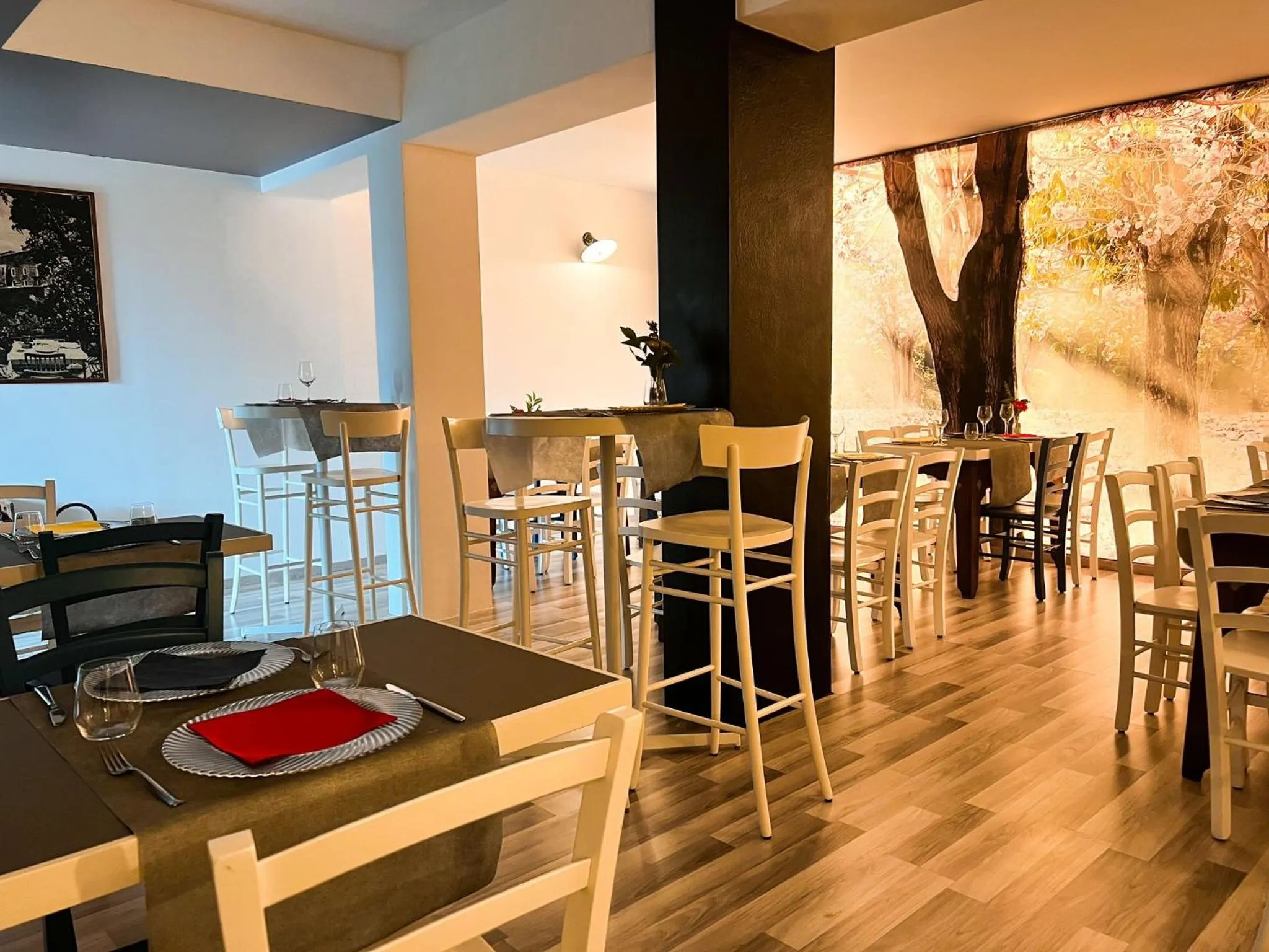 Restaurant/places to eat in Hotel Joli