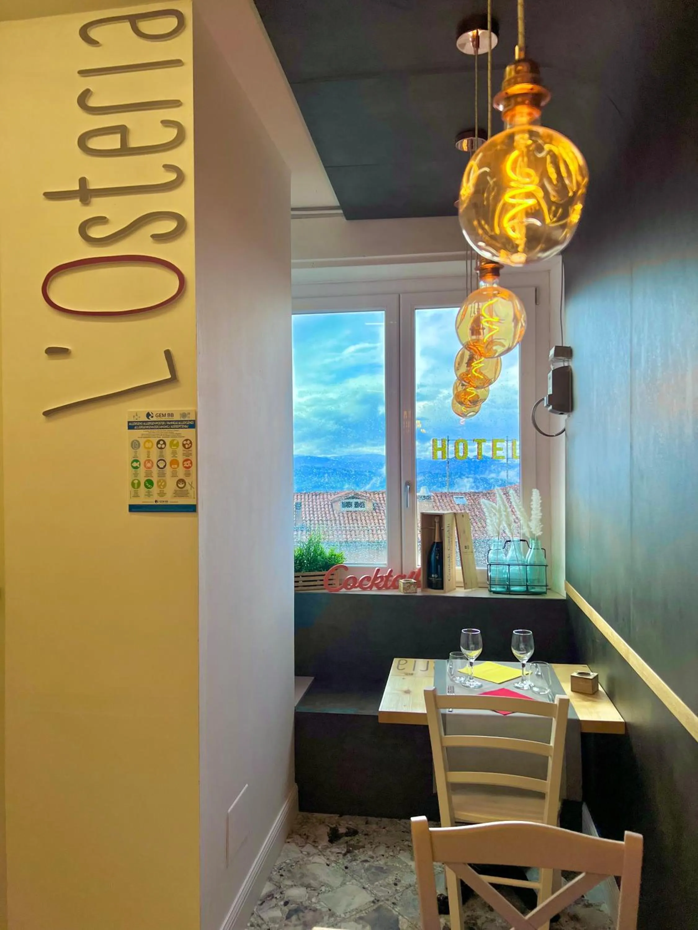 Restaurant/places to eat in Hotel Joli