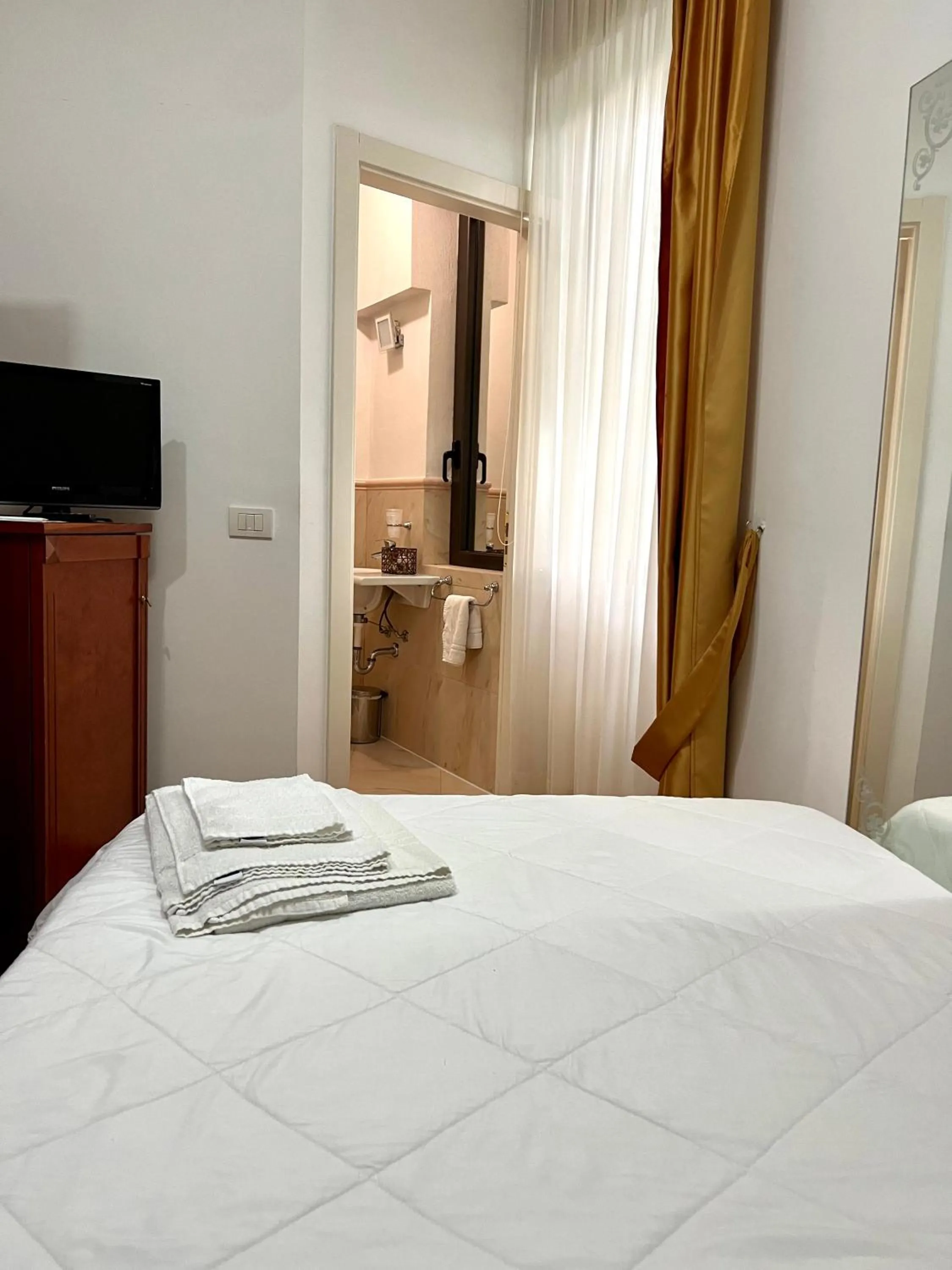 Bedroom, Bed in Hotel Joli