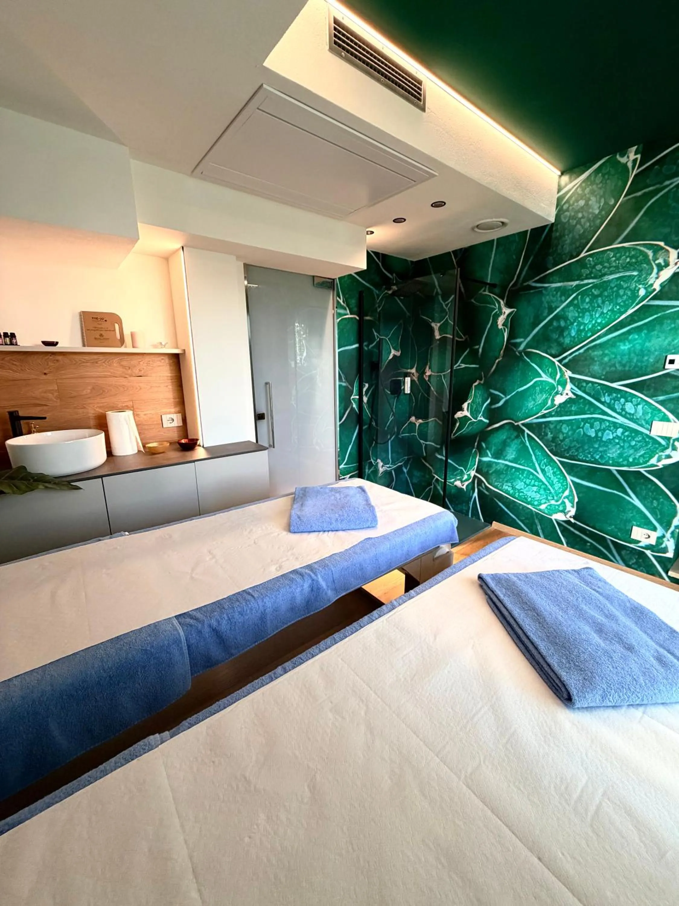 Massage, Bed in Hotel Joli