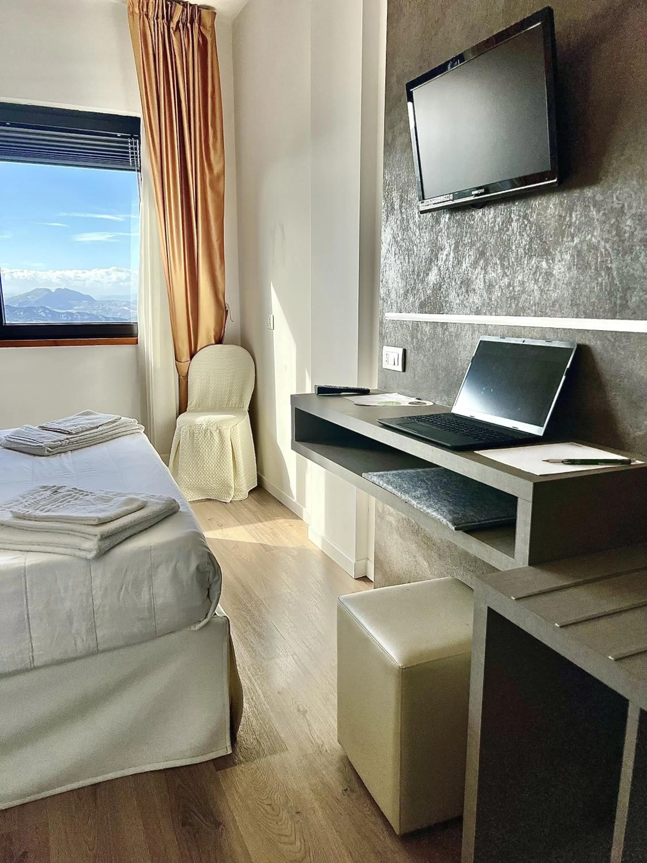 locker, Bed in Hotel Joli