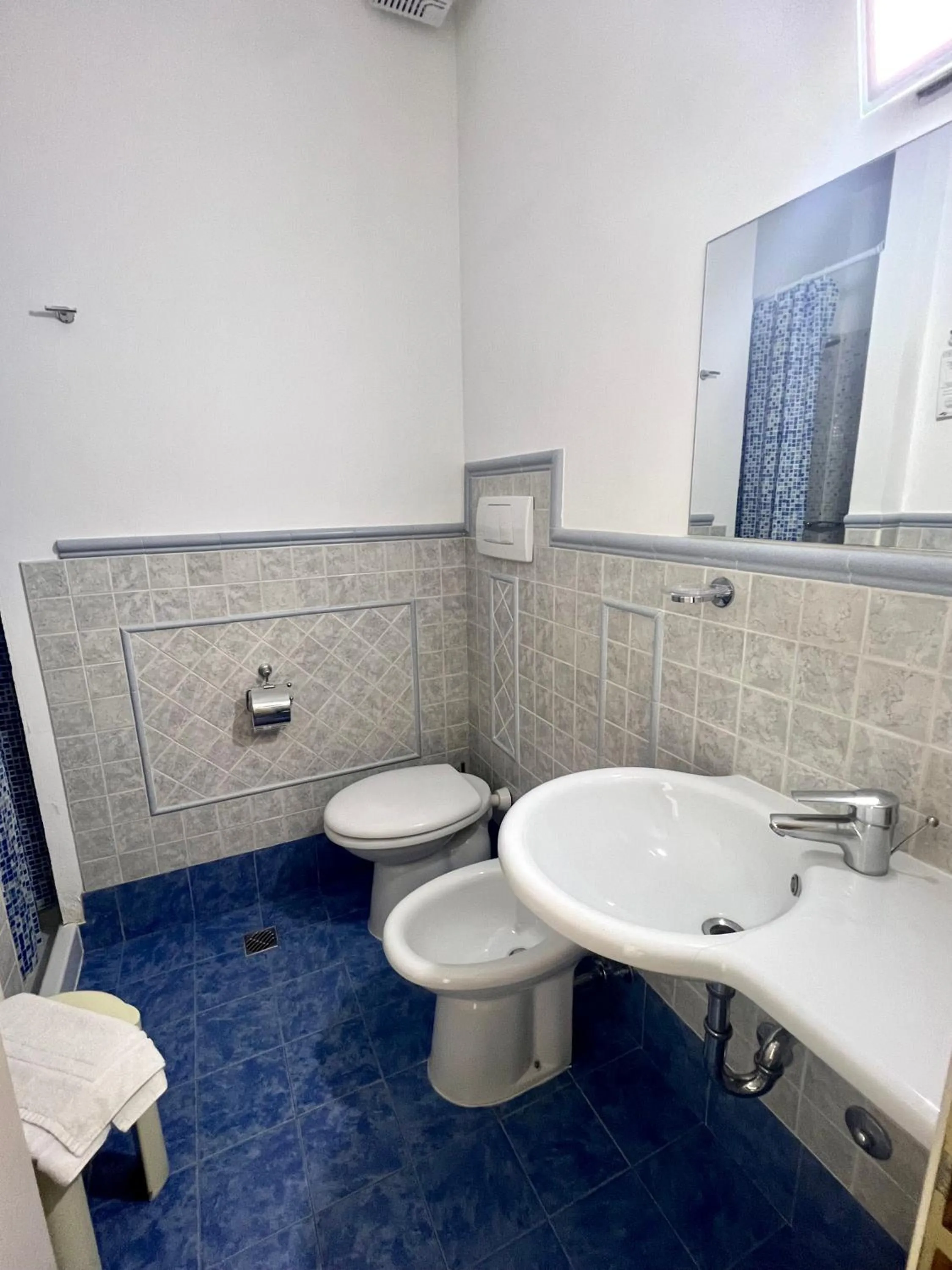 Bathroom in Hotel Joli