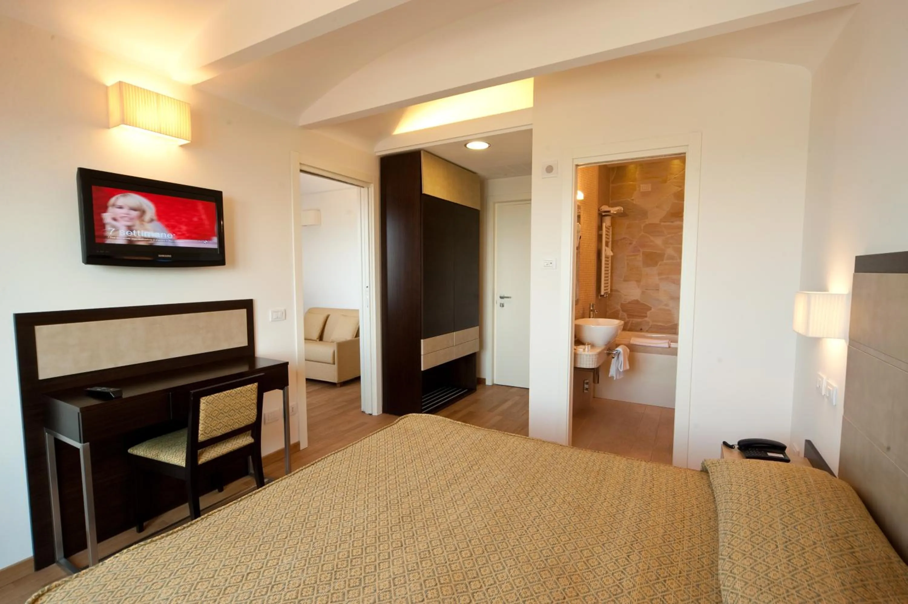 Bathroom, Bed in Hotel Joli