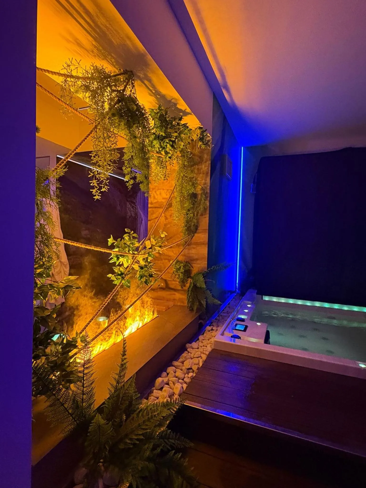 Hot Tub in Hotel Joli