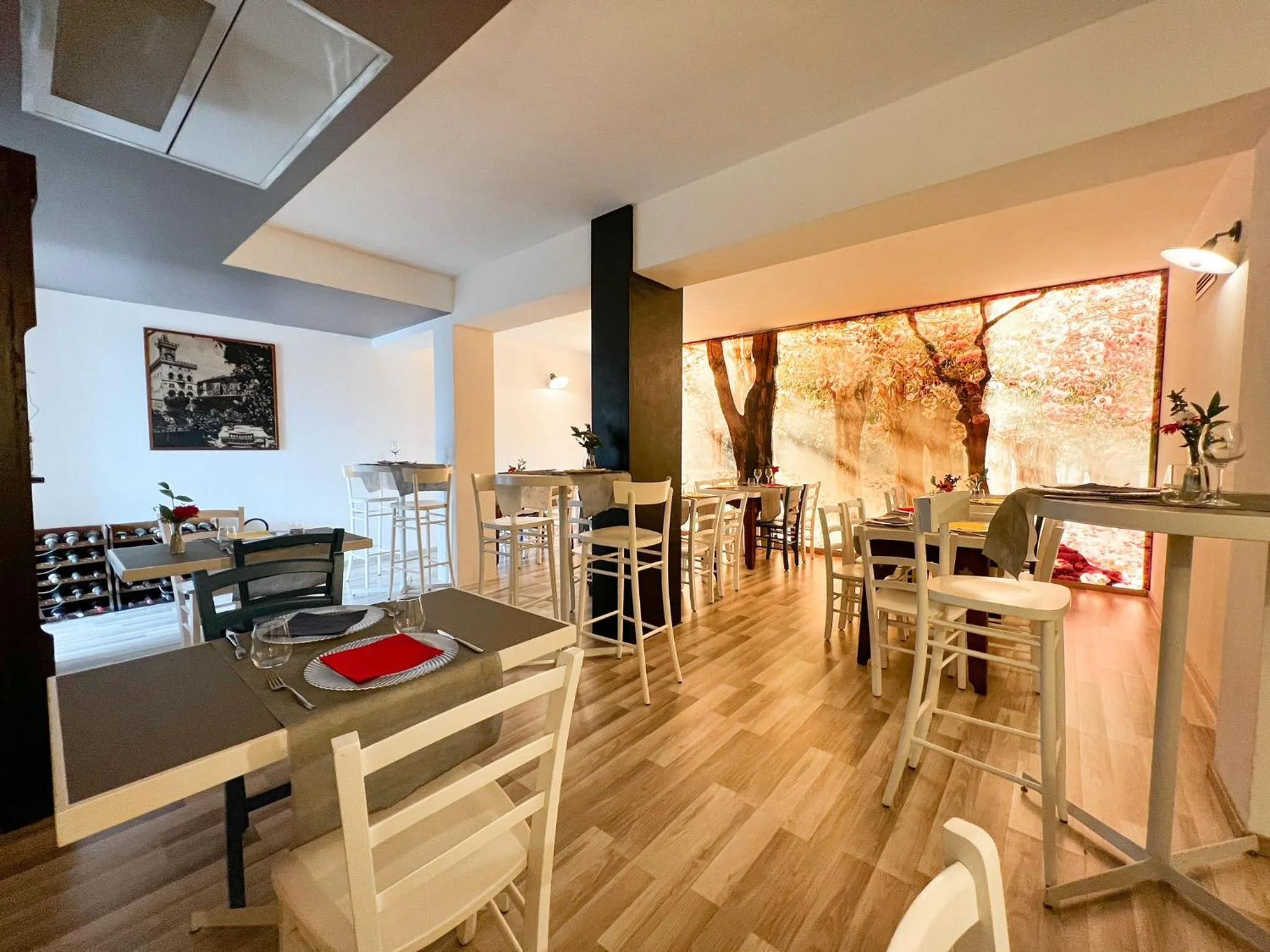 Restaurant/places to eat in Hotel Joli