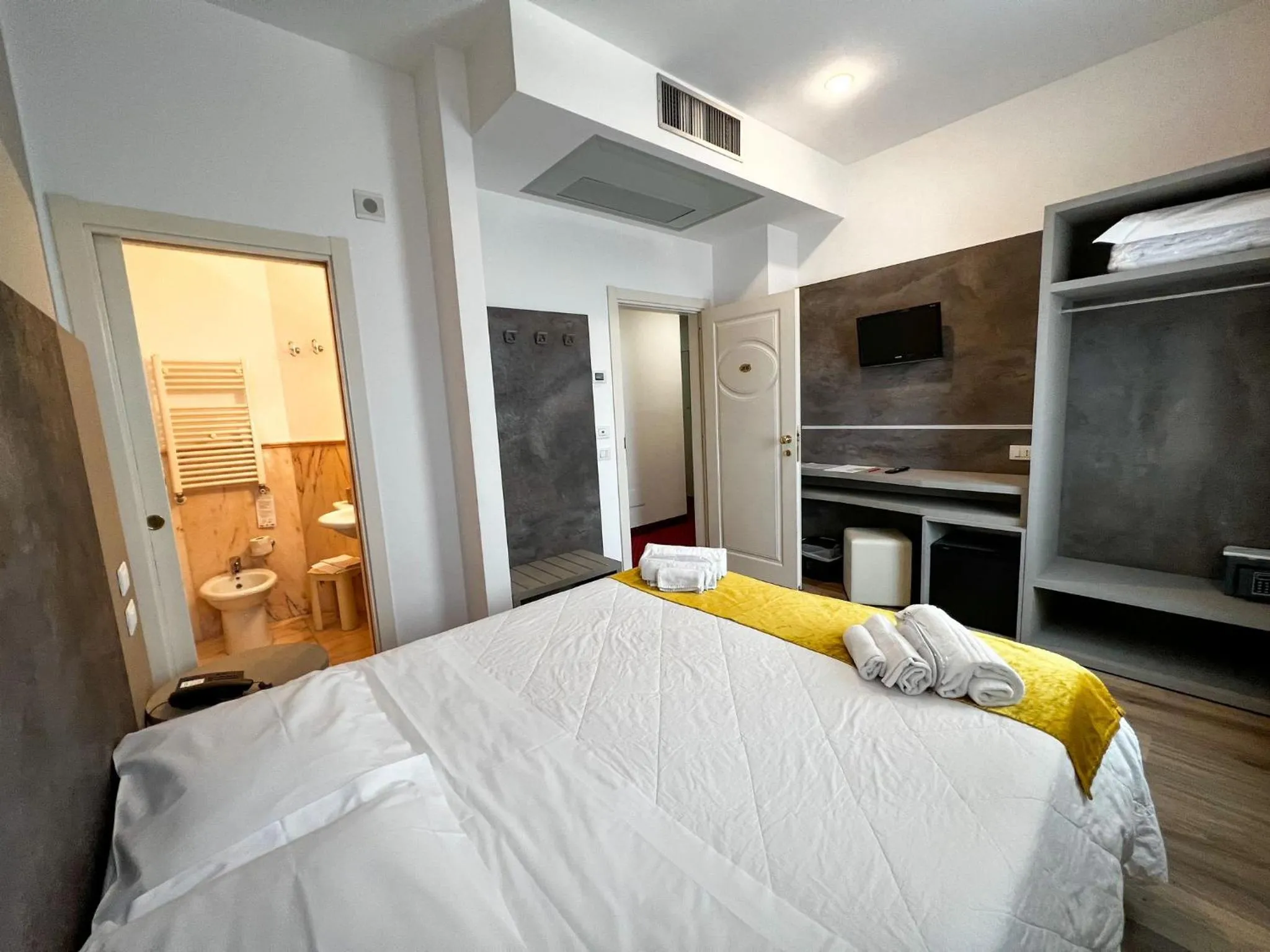 Bathroom, Bed in Hotel Joli