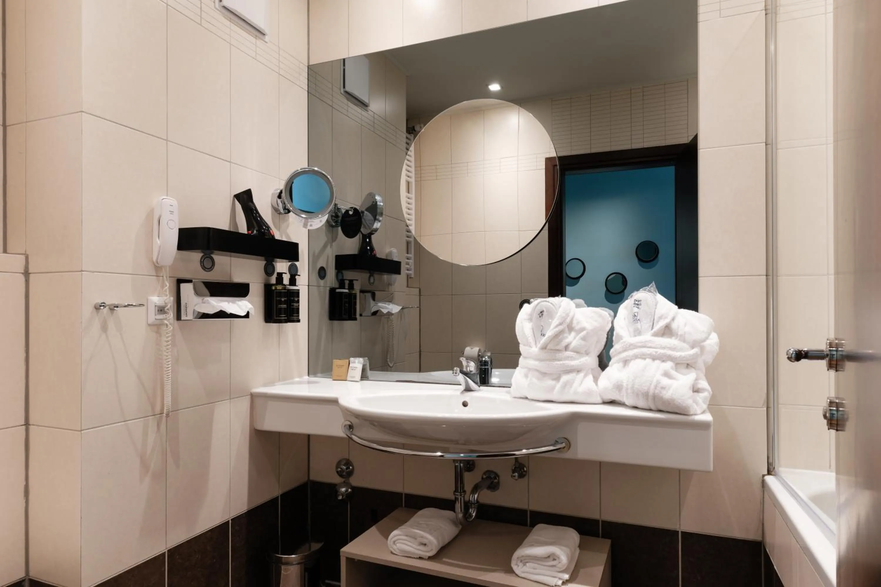 Bathroom, Bed in Eurostars Queen of Montenegro