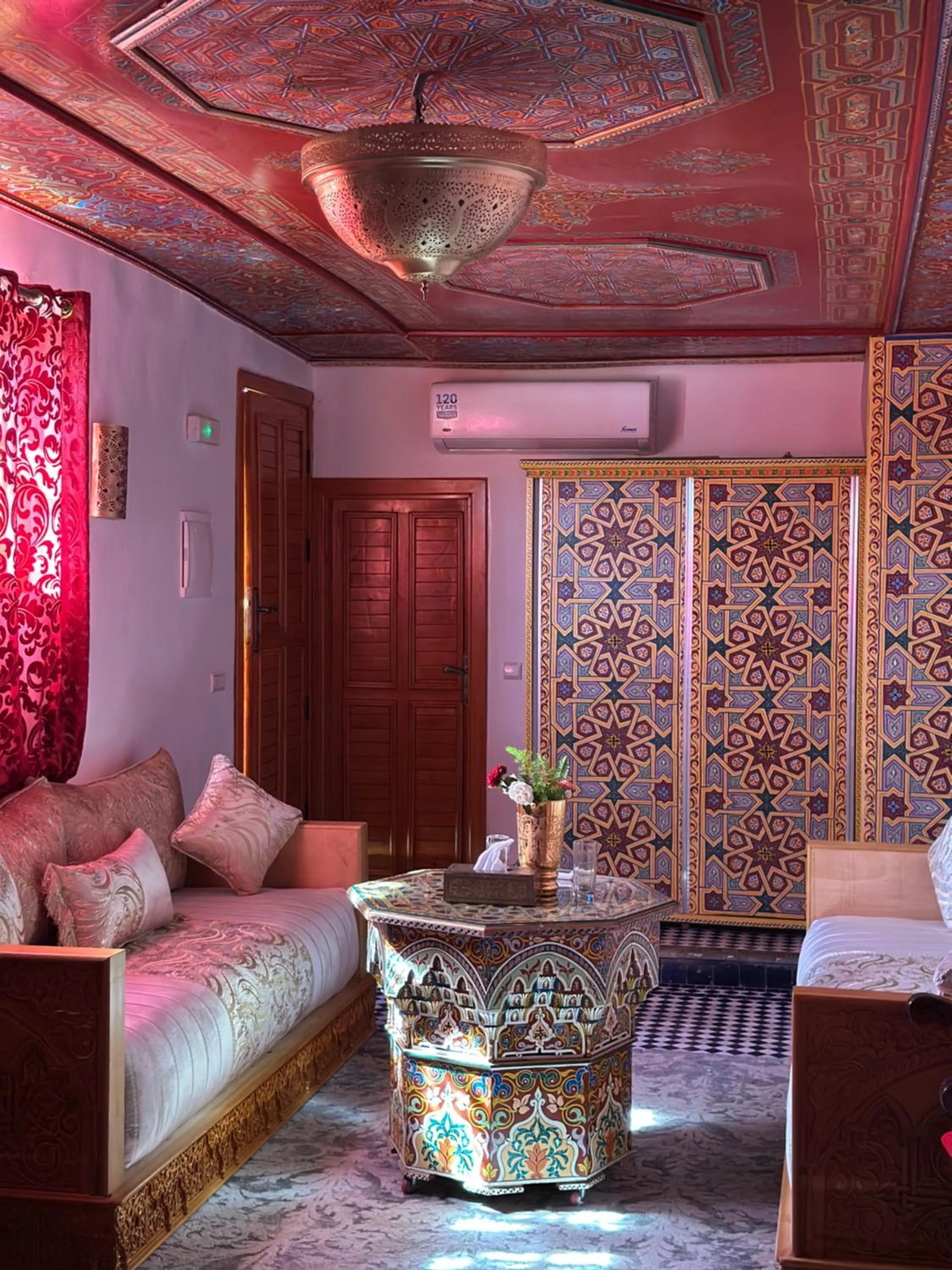 Seating area, Bed in Riad Damia Suite & Spa