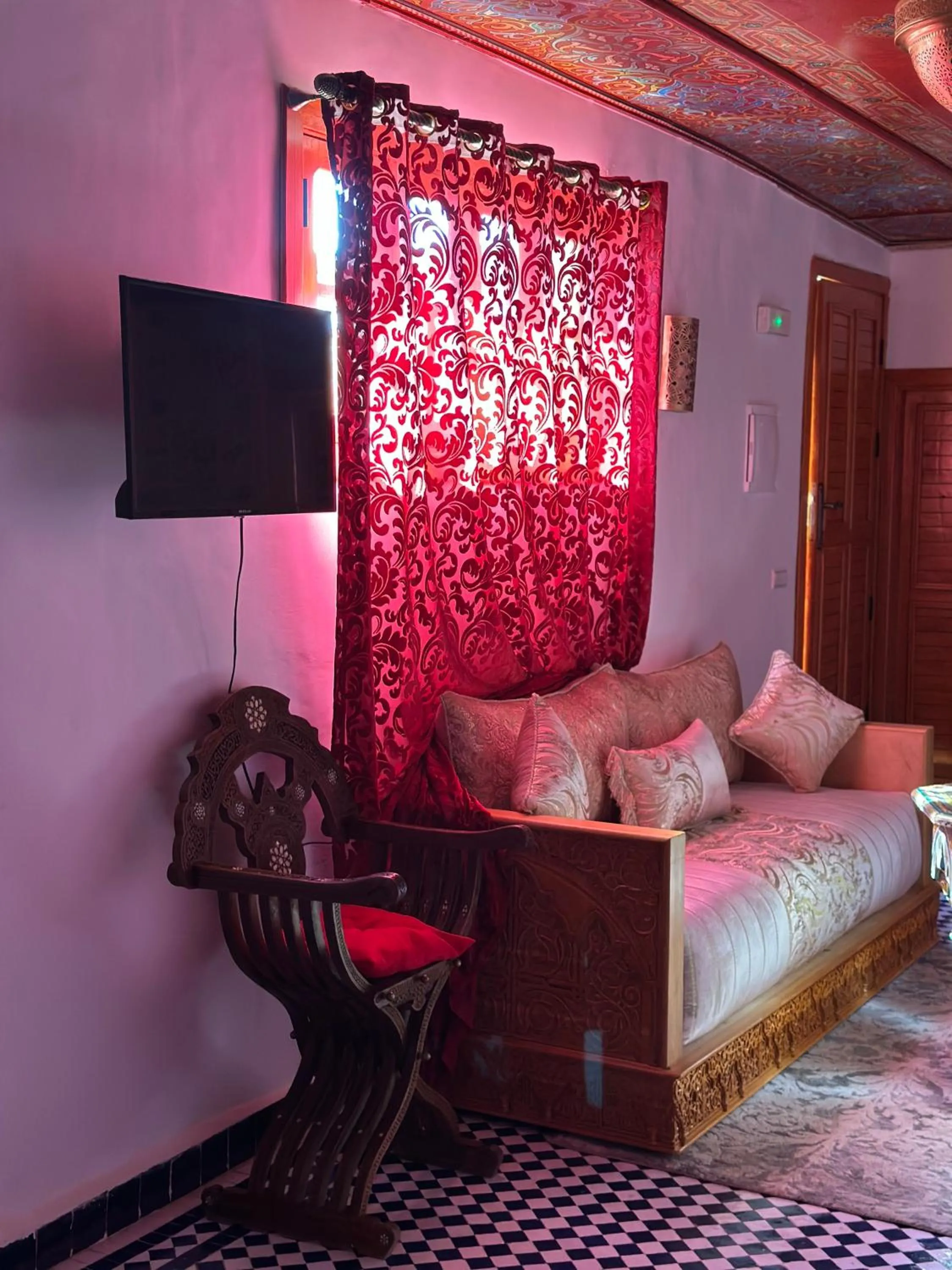 TV and multimedia, Bed in Riad Damia Suite & Spa